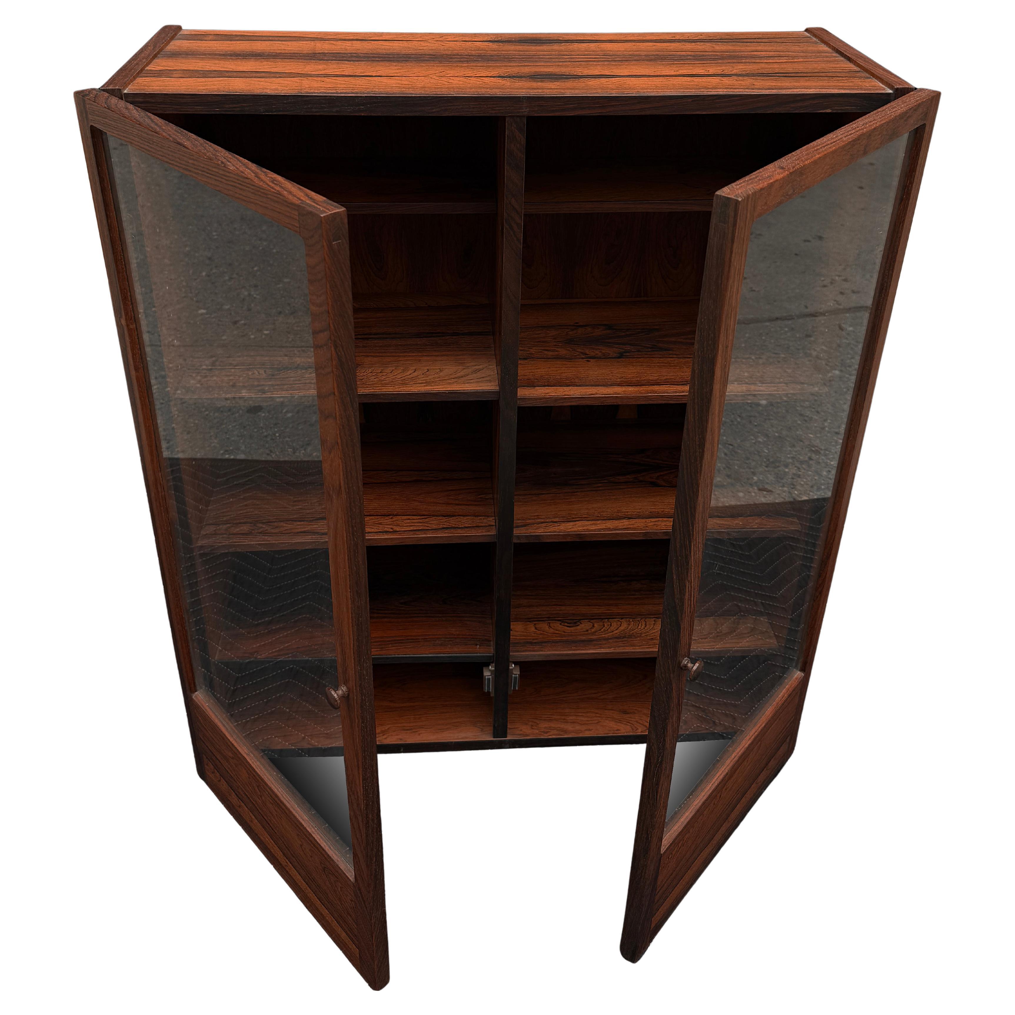 Squisita vetrinetta a due ante in legno di palissandro del Medioevo moderno In condizioni buone in vendita a BROOKLYN, NY