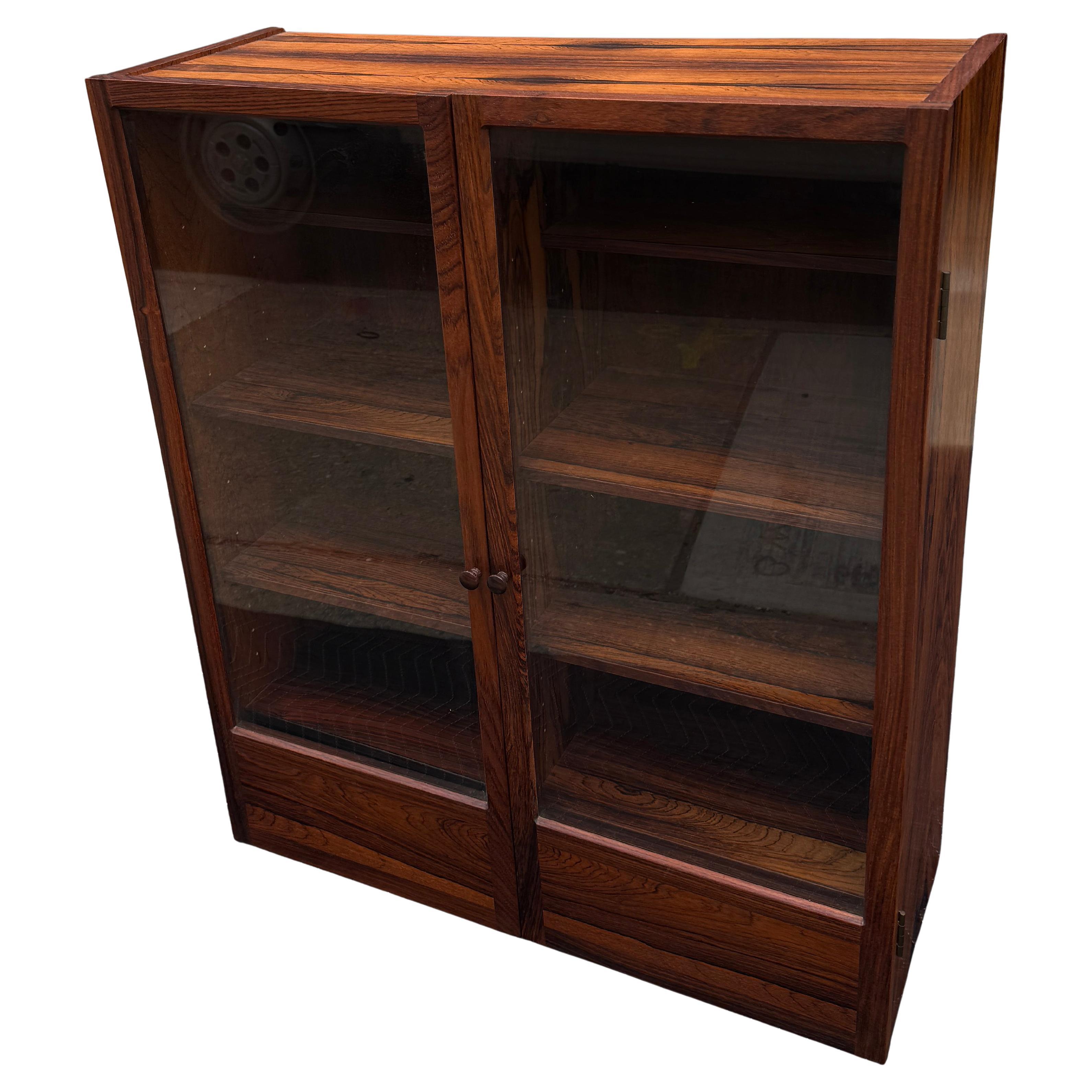 XX secolo Squisita vetrinetta a due ante in legno di palissandro del Medioevo moderno in vendita