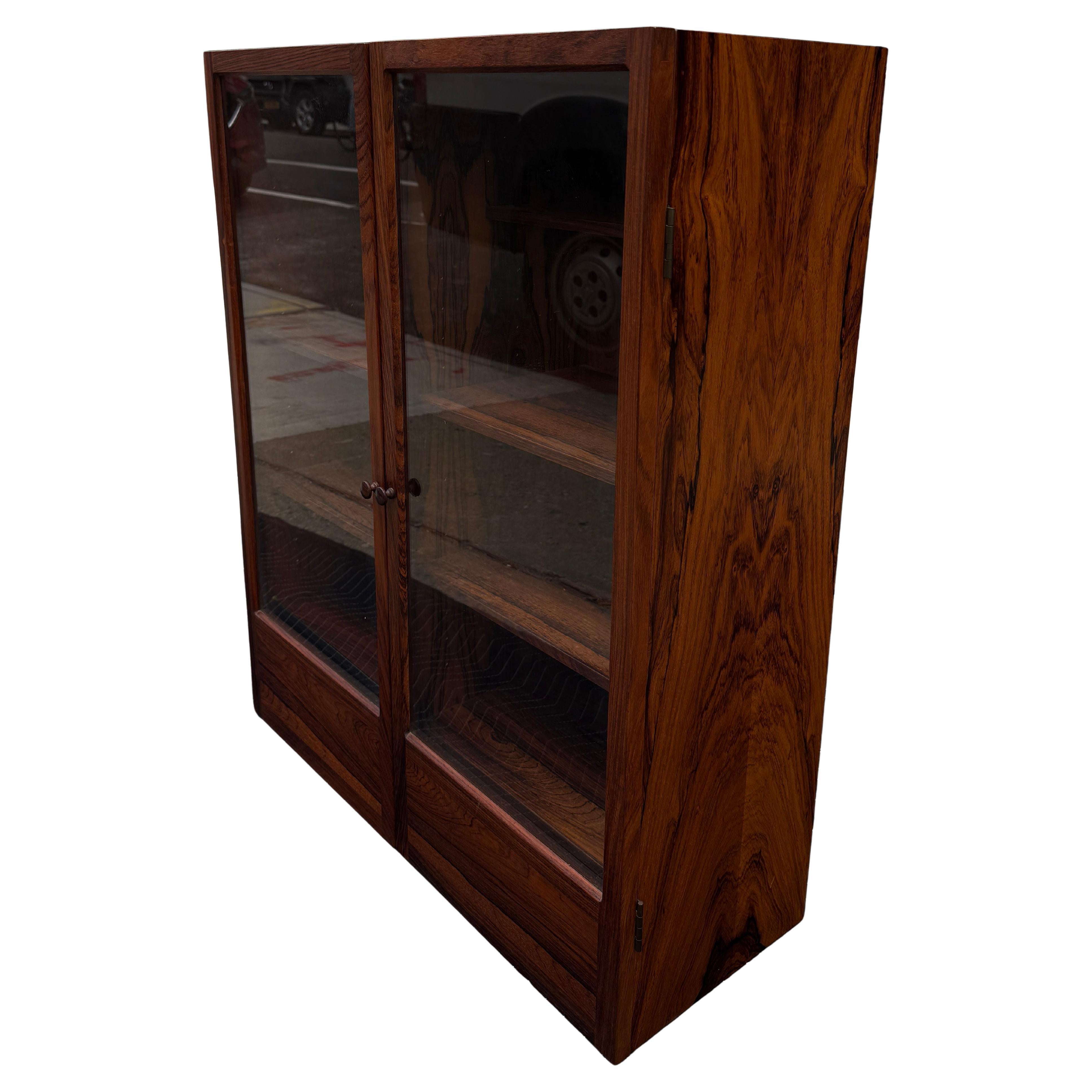 Squisita vetrinetta a due ante in legno di palissandro del Medioevo moderno in vendita 1