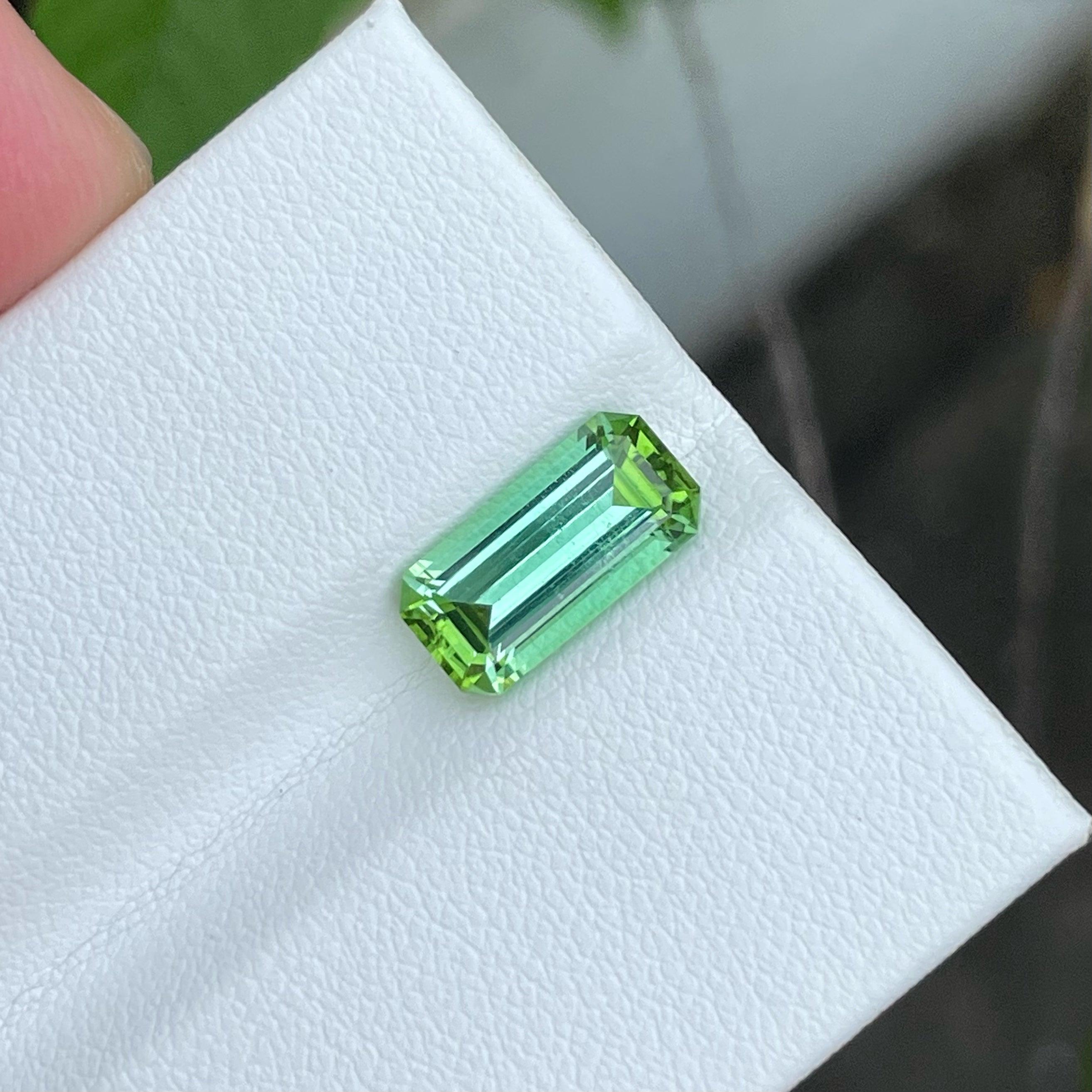 Moderne Magnifique tourmaline verte menthe de 2,83 carats provenant d'Afghanistan en vente