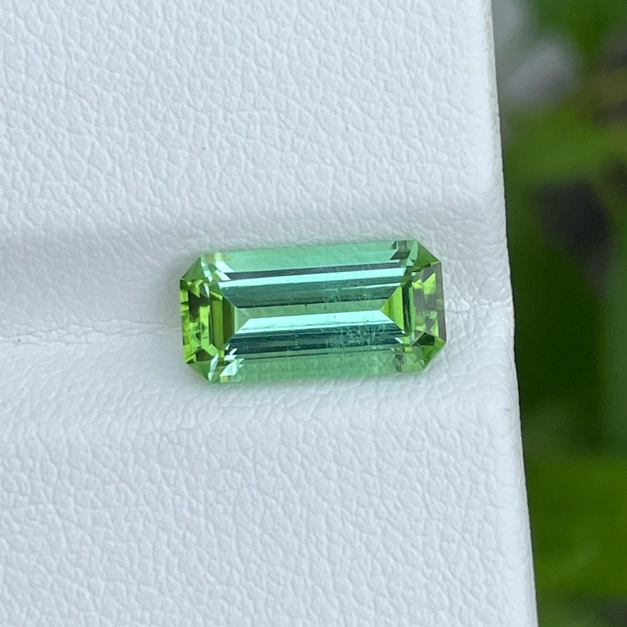 Magnifique tourmaline verte menthe de 2,83 carats provenant d'Afghanistan Neuf - En vente à Bangkok, TH