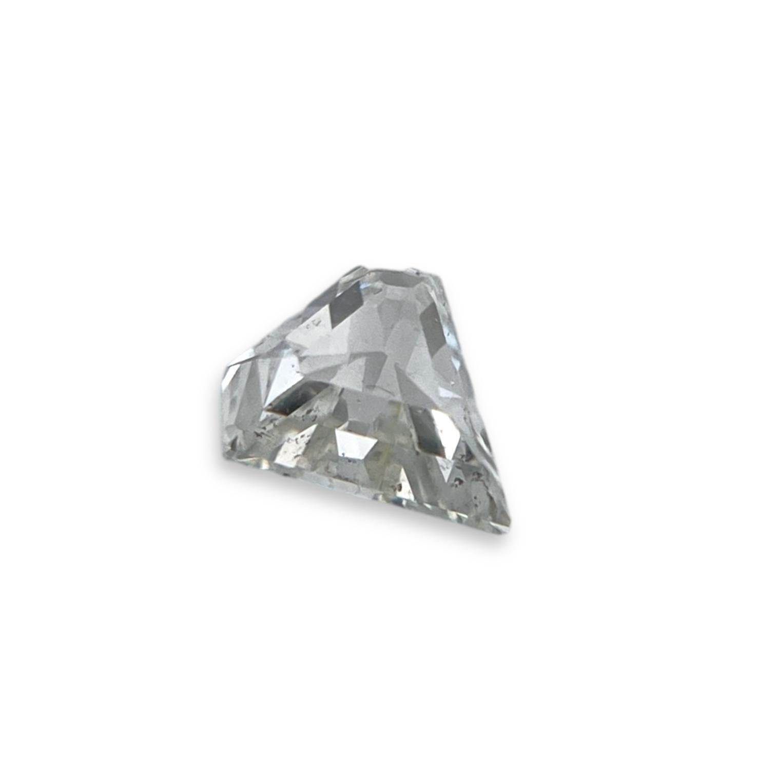 Questa straordinaria coppia di diamanti a taglio misto presenta una miscela di stili di sfaccettatura per una brillantezza e uno scintillio eccezionali. La loro forma non tradizionale aggiunge un'estetica moderna ed elegante, perfetta per creare