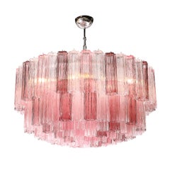 Exquis lustre Tronchi en verre de Murano soufflé à la bouche et de couleur fuschia.