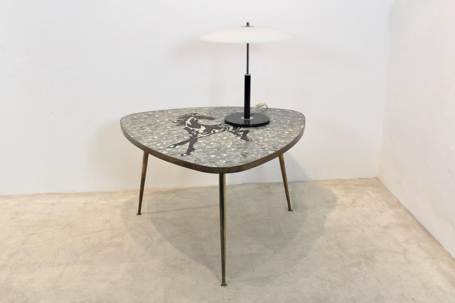 Exquisita mesa baja o auxiliar de mosaico y latón de Berthold Müller, años 60 en venta 3