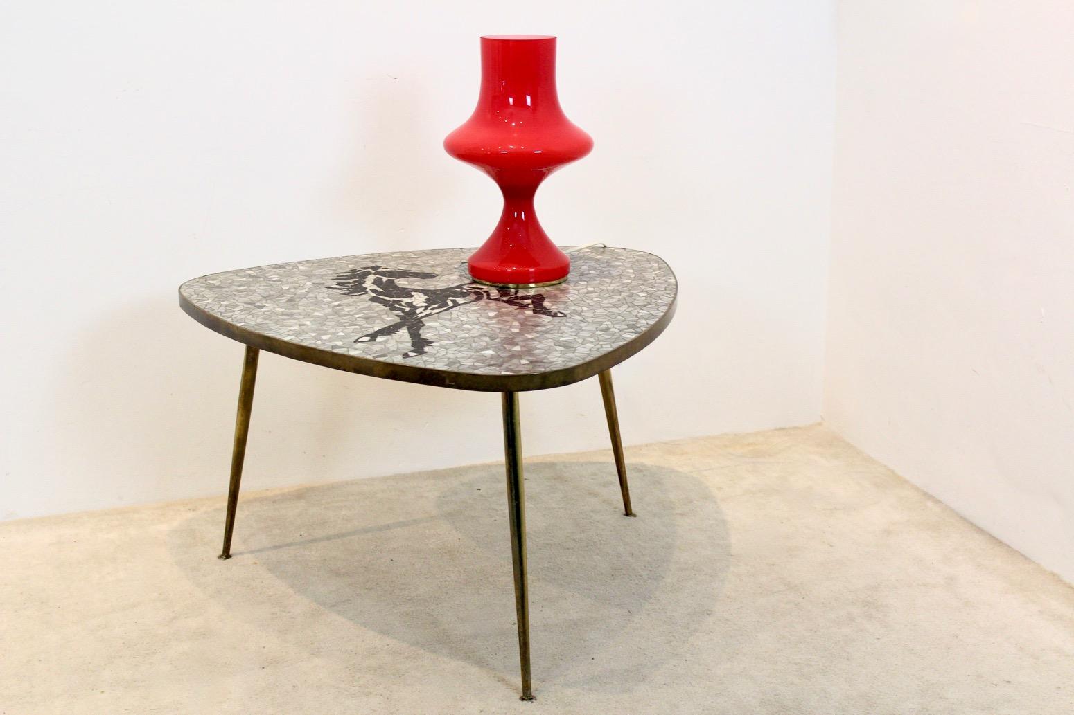 Exquisita mesa baja o auxiliar de mosaico y latón de Berthold Müller, años 60 en venta 4