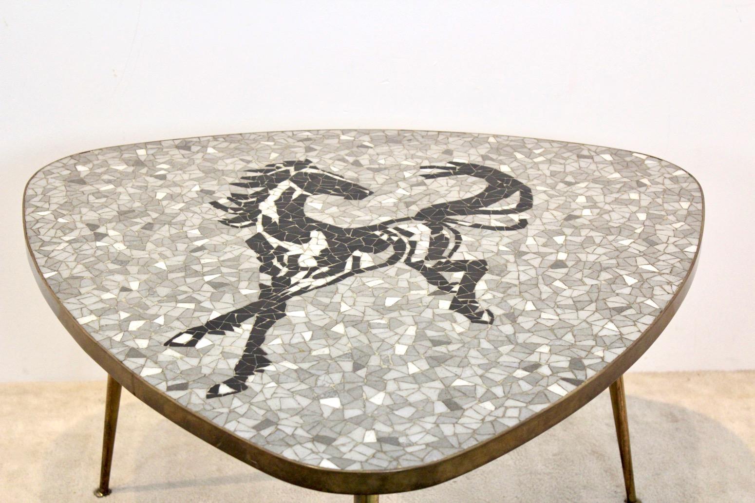 Exquisita mesa baja o auxiliar de mosaico y latón de Berthold Müller, años 60 Moderno de mediados de siglo en venta