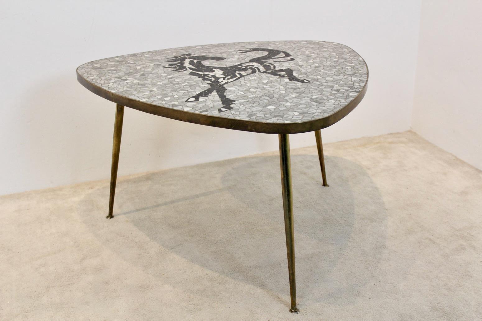 Exquisita mesa baja o auxiliar de mosaico y latón de Berthold Müller, años 60 siglo XX en venta