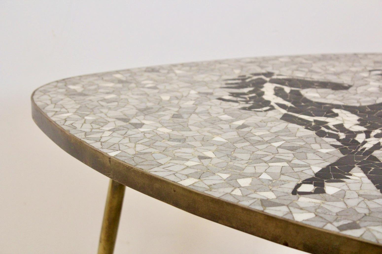 Exquisita mesa baja o auxiliar de mosaico y latón de Berthold Müller, años 60 en venta 1