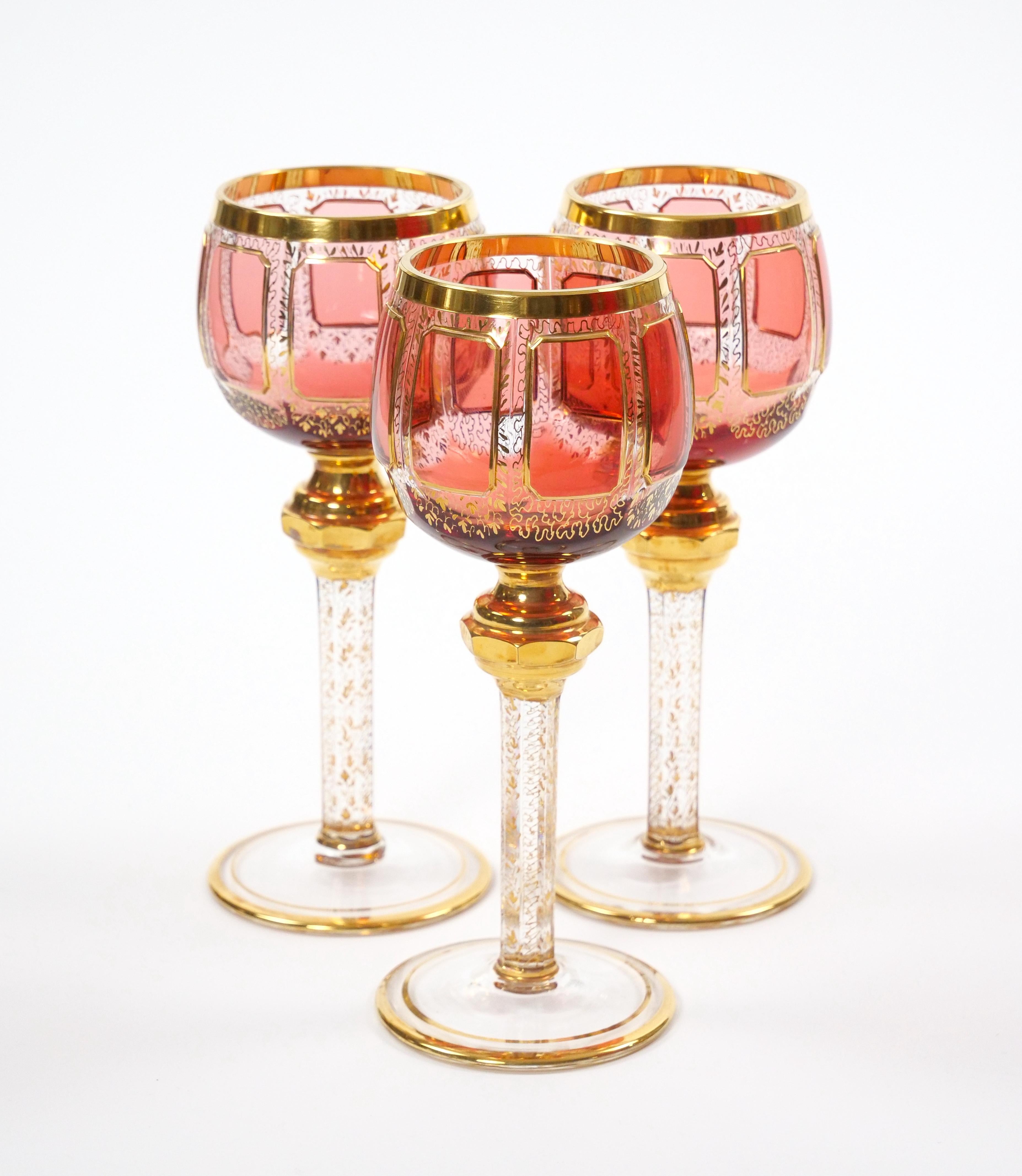 Exquisito Servicio de Copas / Decantadores de Vino de Cristal Tallado con Paneles de Arándano Rojo Moser en venta 3