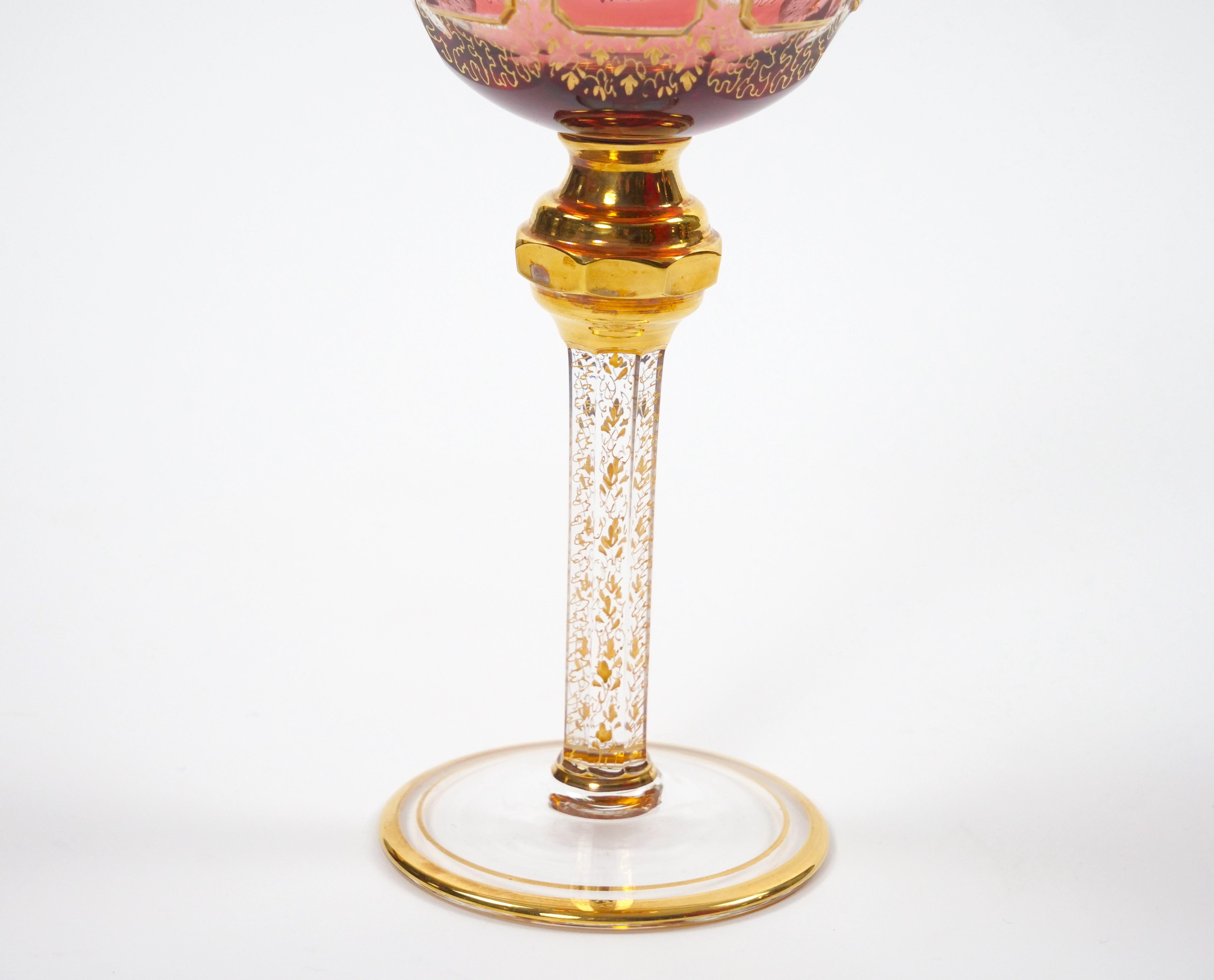 Exquisito Servicio de Copas / Decantadores de Vino de Cristal Tallado con Paneles de Arándano Rojo Moser en venta 4