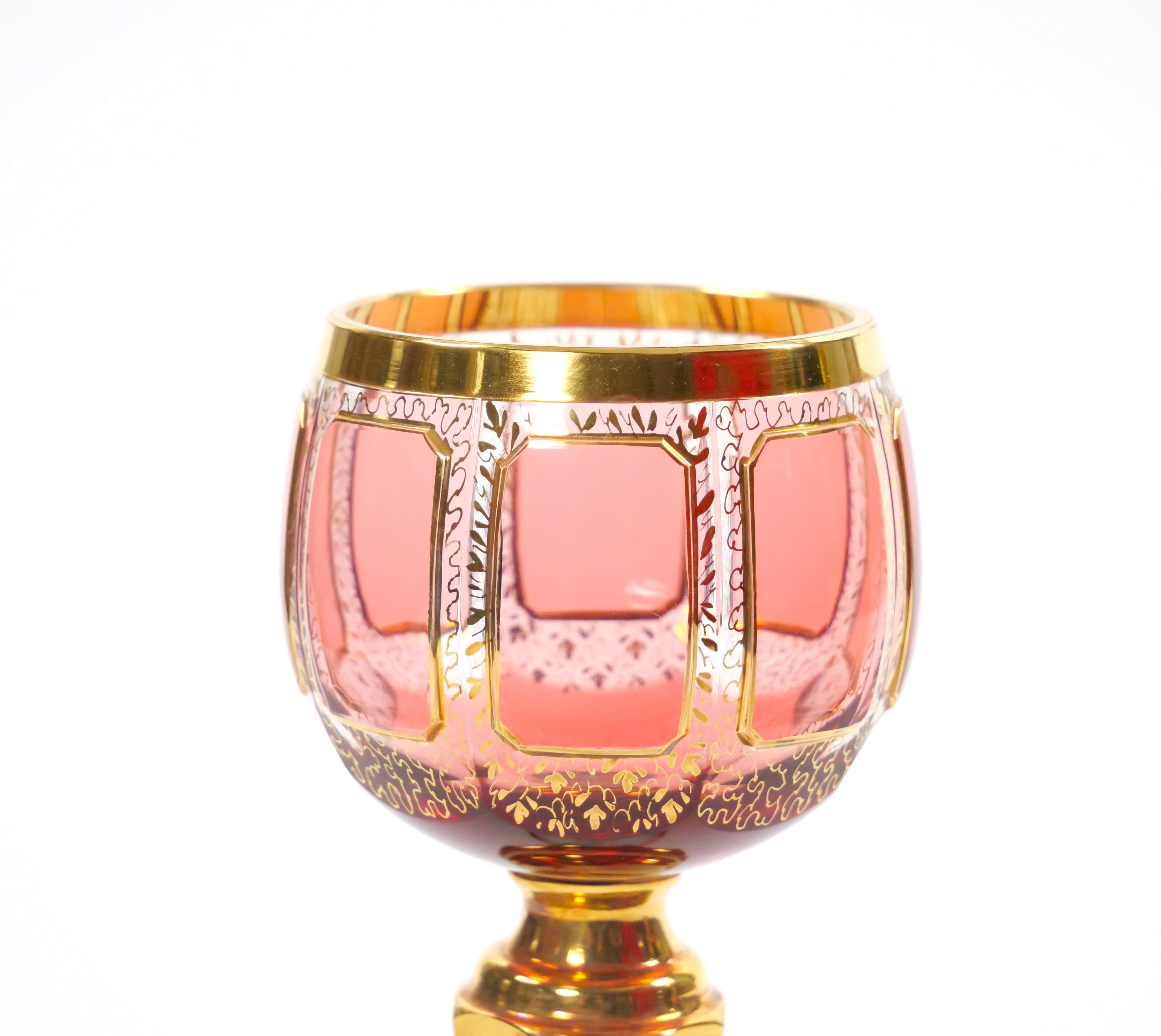 Exquisito Servicio de Copas / Decantadores de Vino de Cristal Tallado con Paneles de Arándano Rojo Moser en venta 5