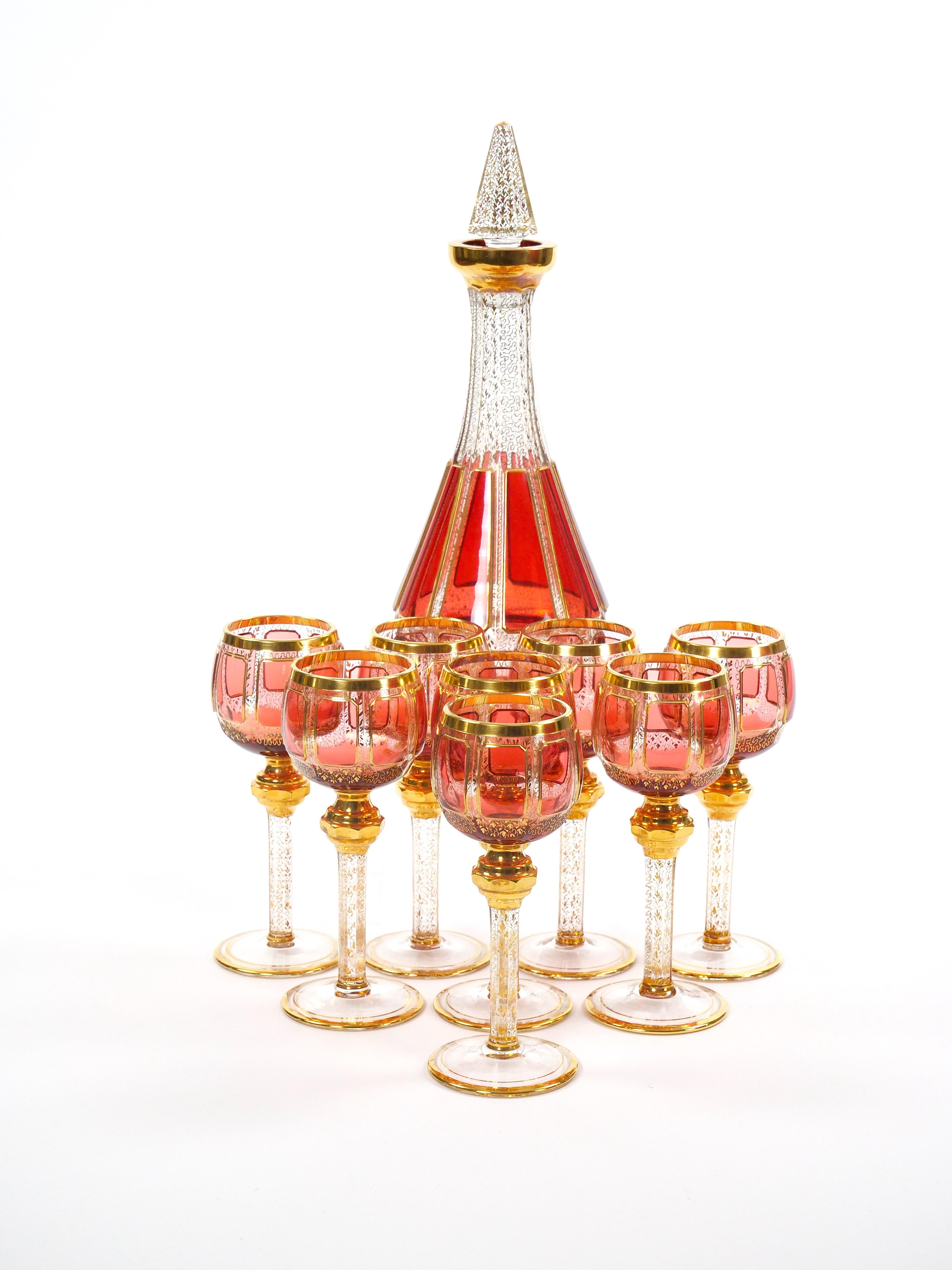 Este lujoso juego de copas de vino de cristal Moser, que incluye un decantador a juego, irradia elegancia y arte. Cada copa presenta un tono arándano y rosa ricamente panelado, meticulosamente decorado a mano con pesado oro dorado e intrincados