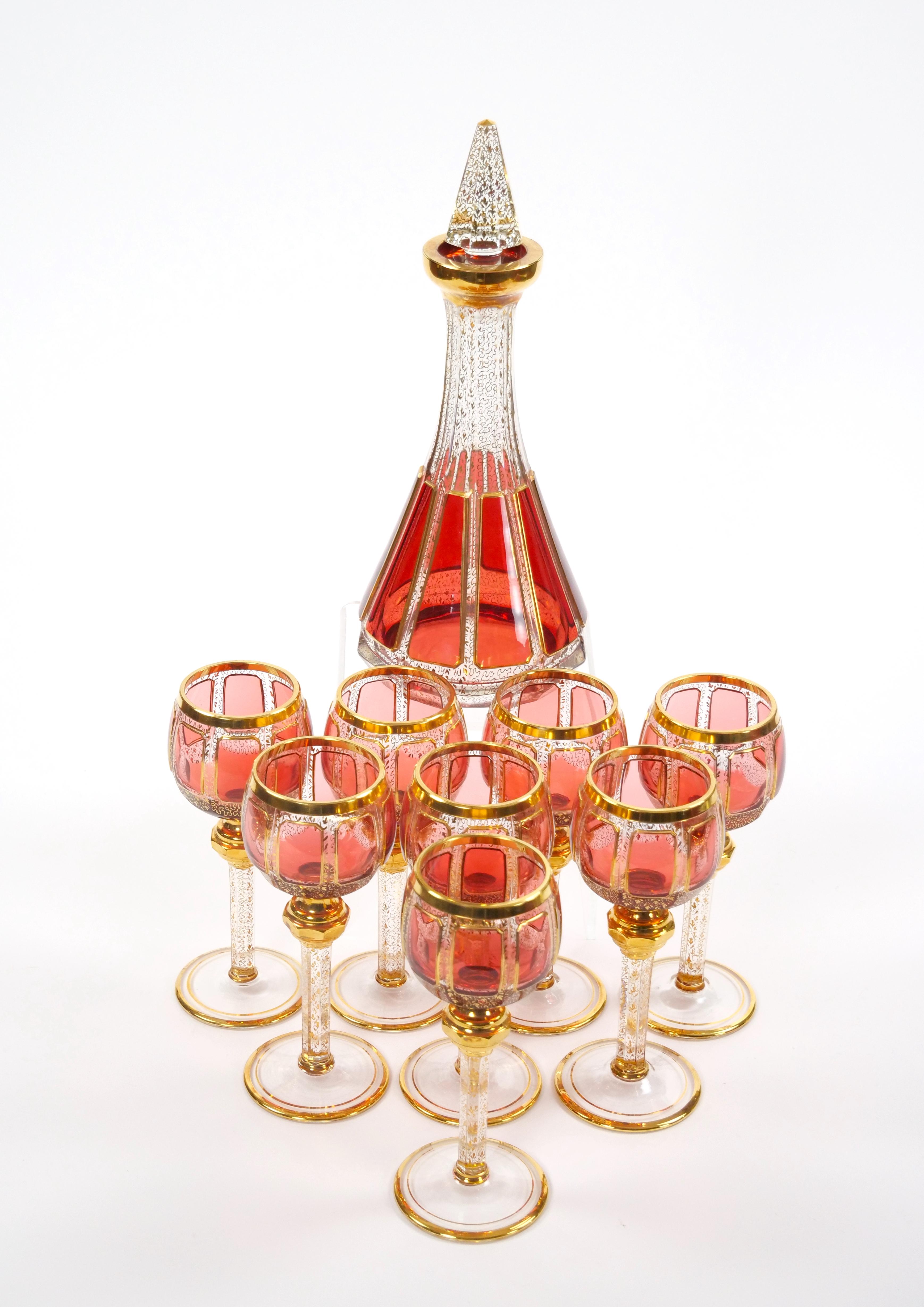 Exquisito Servicio de Copas / Decantadores de Vino de Cristal Tallado con Paneles de Arándano Rojo Moser Checo en venta