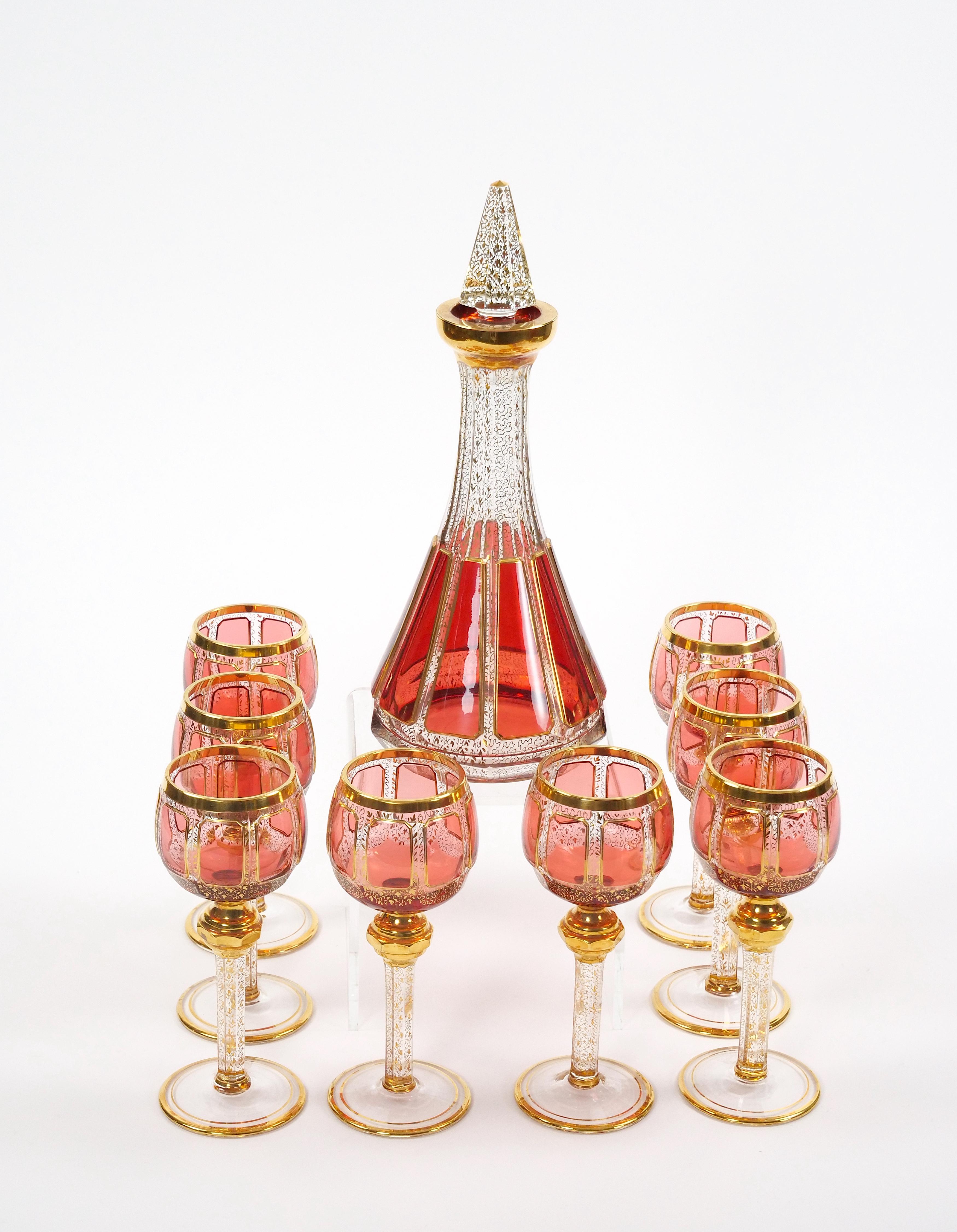 Exquisito Servicio de Copas / Decantadores de Vino de Cristal Tallado con Paneles de Arándano Rojo Moser Esmaltado en venta