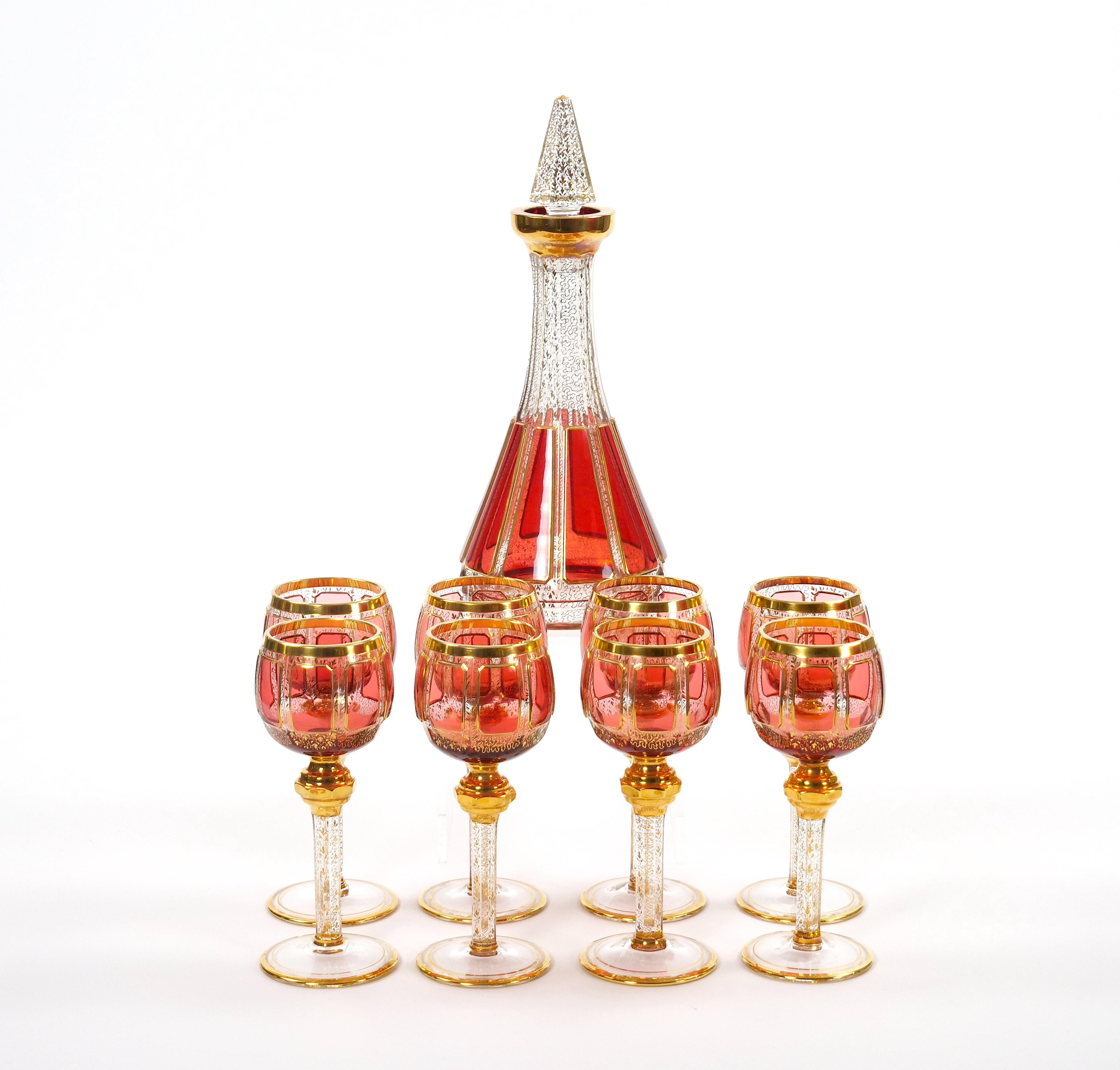 Exquisito Servicio de Copas / Decantadores de Vino de Cristal Tallado con Paneles de Arándano Rojo Moser en Bueno estado para la venta en Tarry Town, NY