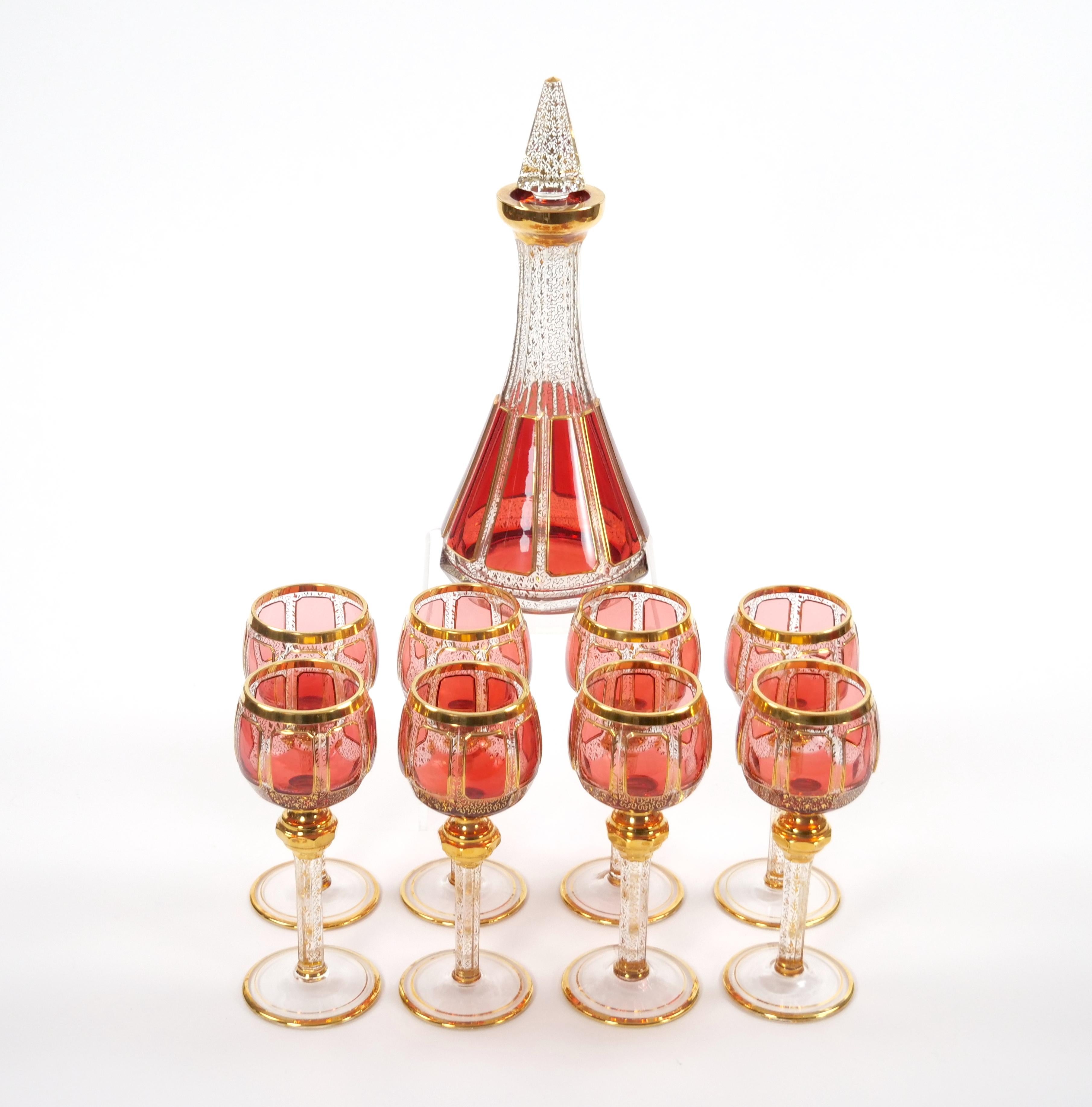 Exquisito Servicio de Copas / Decantadores de Vino de Cristal Tallado con Paneles de Arándano Rojo Moser mediados del siglo XX en venta
