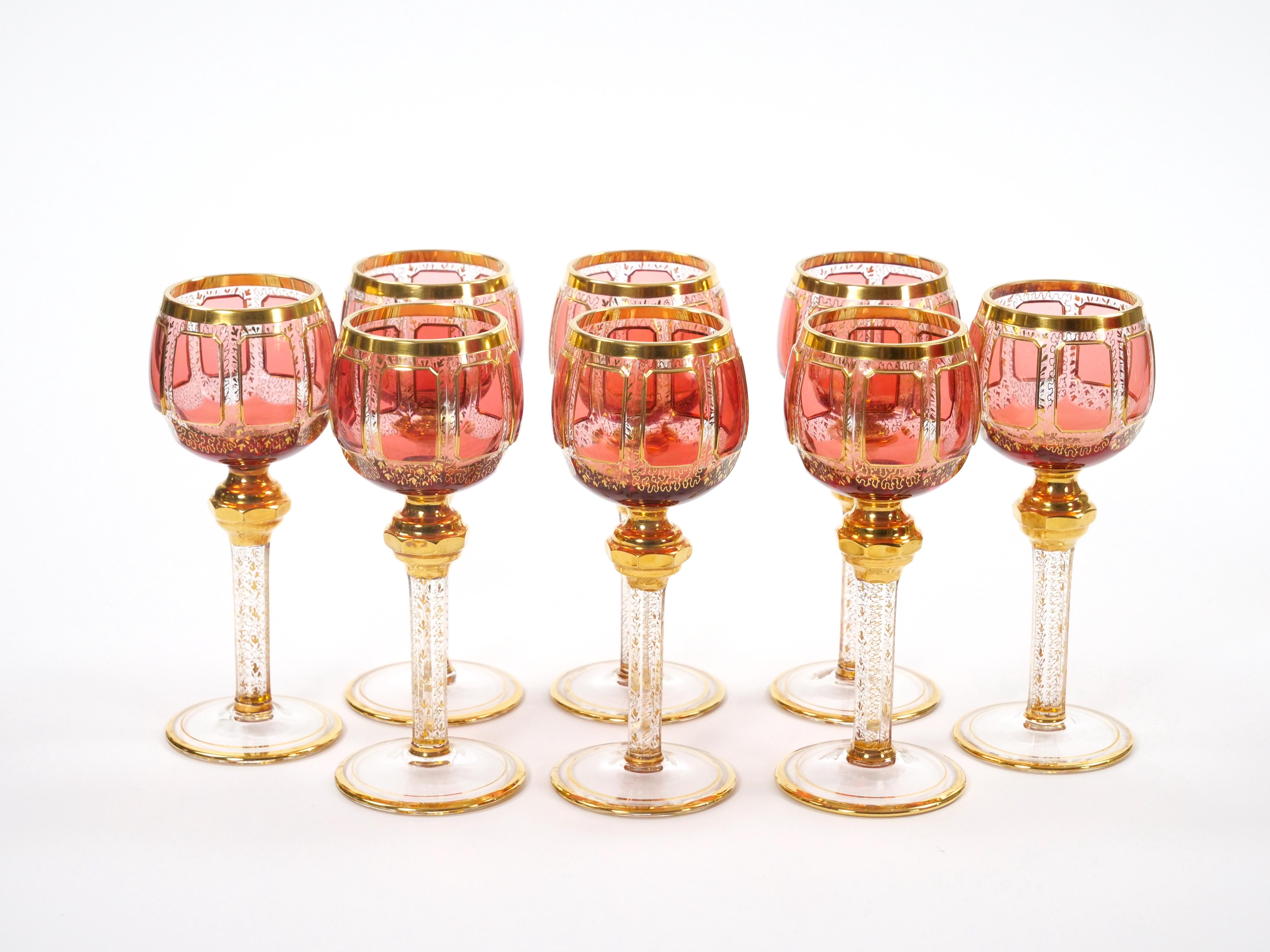 Exquisito Servicio de Copas / Decantadores de Vino de Cristal Tallado con Paneles de Arándano Rojo Moser Oro en venta