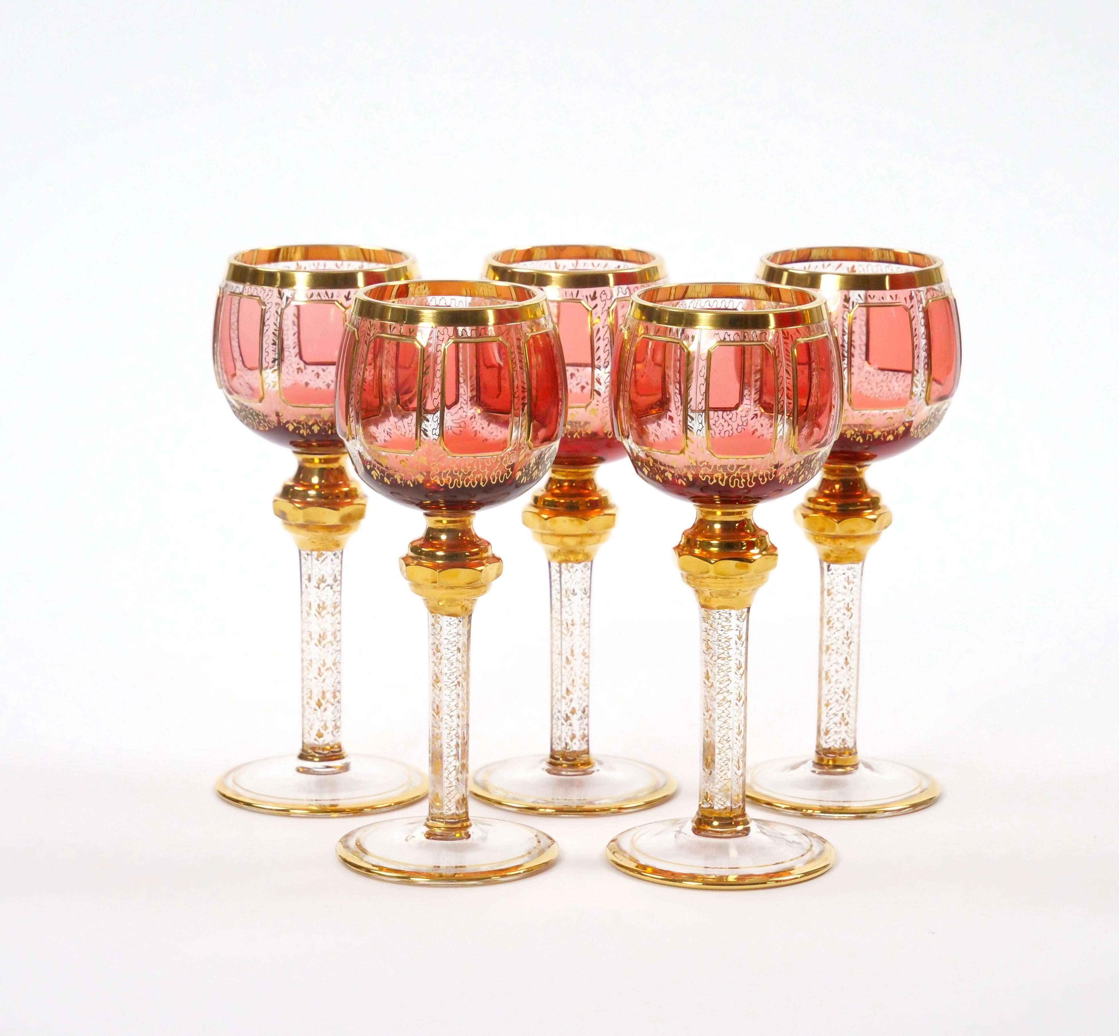 Exquisito Servicio de Copas / Decantadores de Vino de Cristal Tallado con Paneles de Arándano Rojo Moser en venta 1