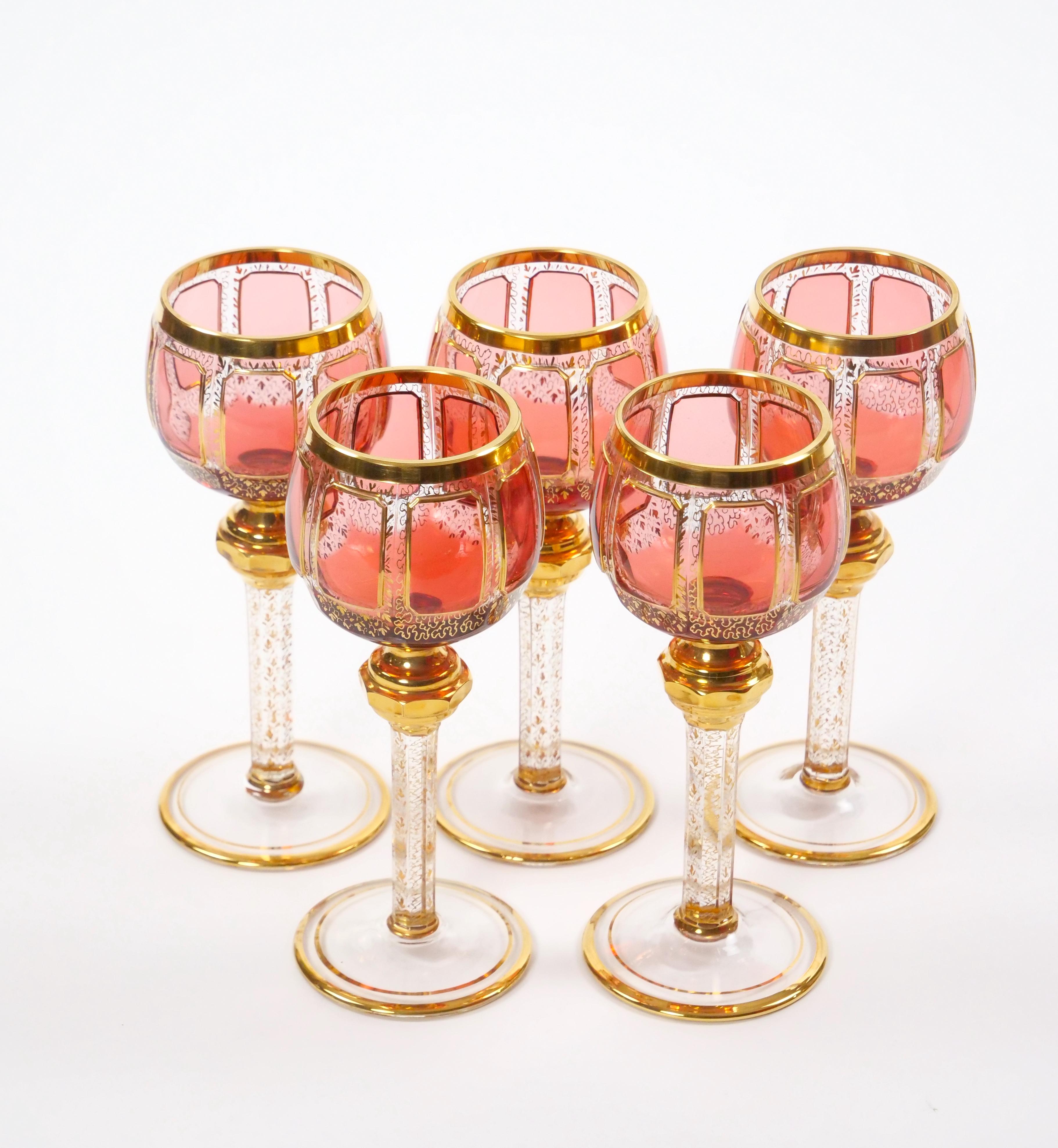 Exquisito Servicio de Copas / Decantadores de Vino de Cristal Tallado con Paneles de Arándano Rojo Moser en venta 2