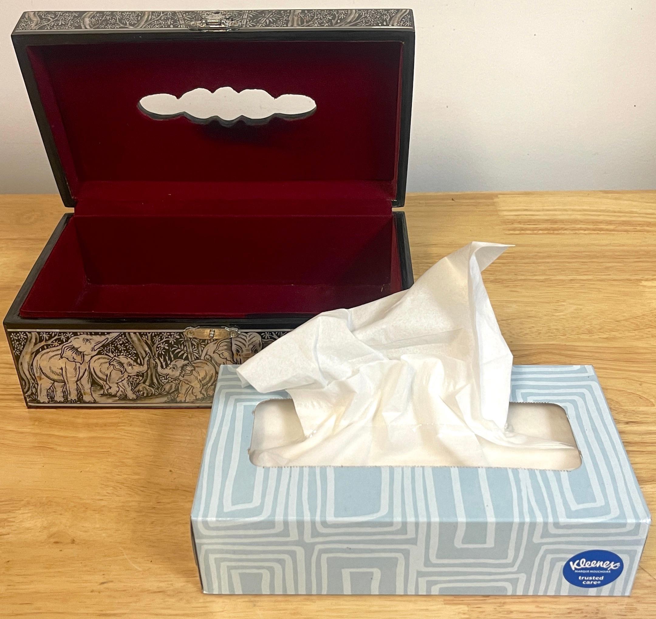 Exquise boîte à mouchoirs en laque incrustée de nacre à motif d'éléphant en vente 5