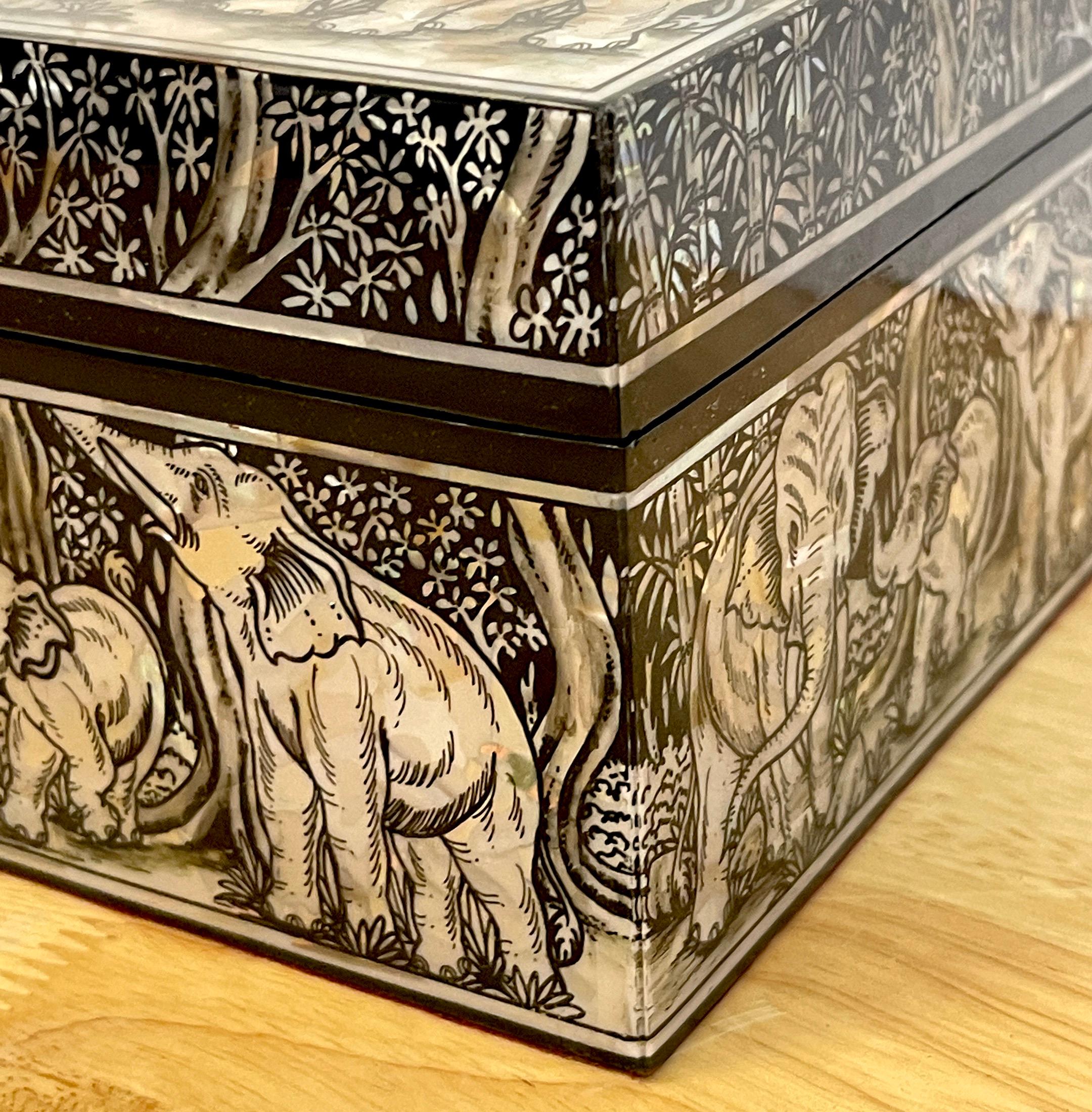 Exquisite Seidenschachtel mit Perlmutt-Intarsien und Elefantenmotiv aus Lack mit Intarsien (20. Jahrhundert) im Angebot