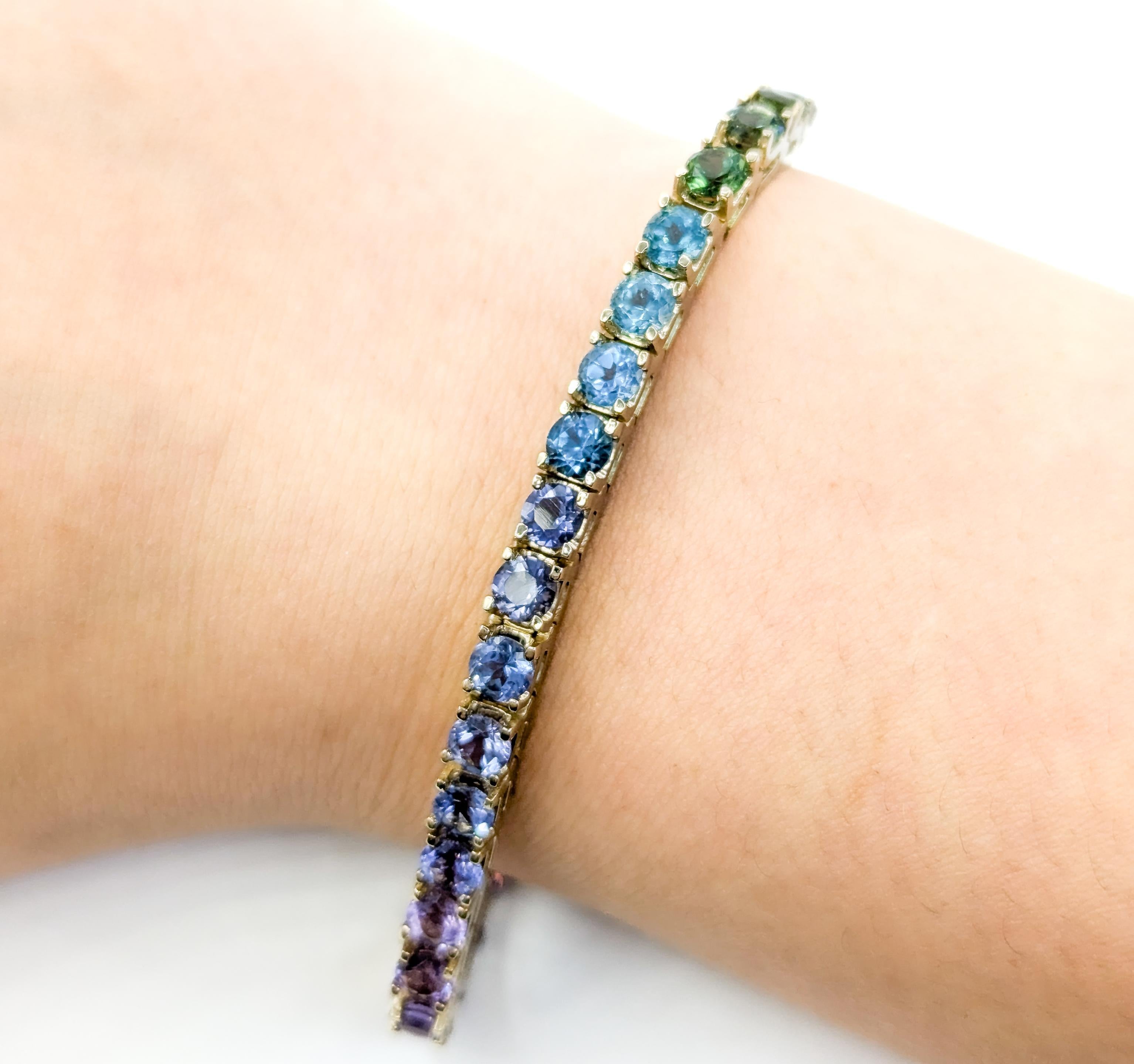 Exquisites Multi-Edelstein-Armband in 14k Gelbgold

Wir stellen Ihnen dieses wunderschöne Armband mit mehrfarbigen Edelsteinen aus 14-karätigem Gelbgold vor. Das Armband ist mit 8 ct schillernden, mehrfarbigen Steinen besetzt, die für einen