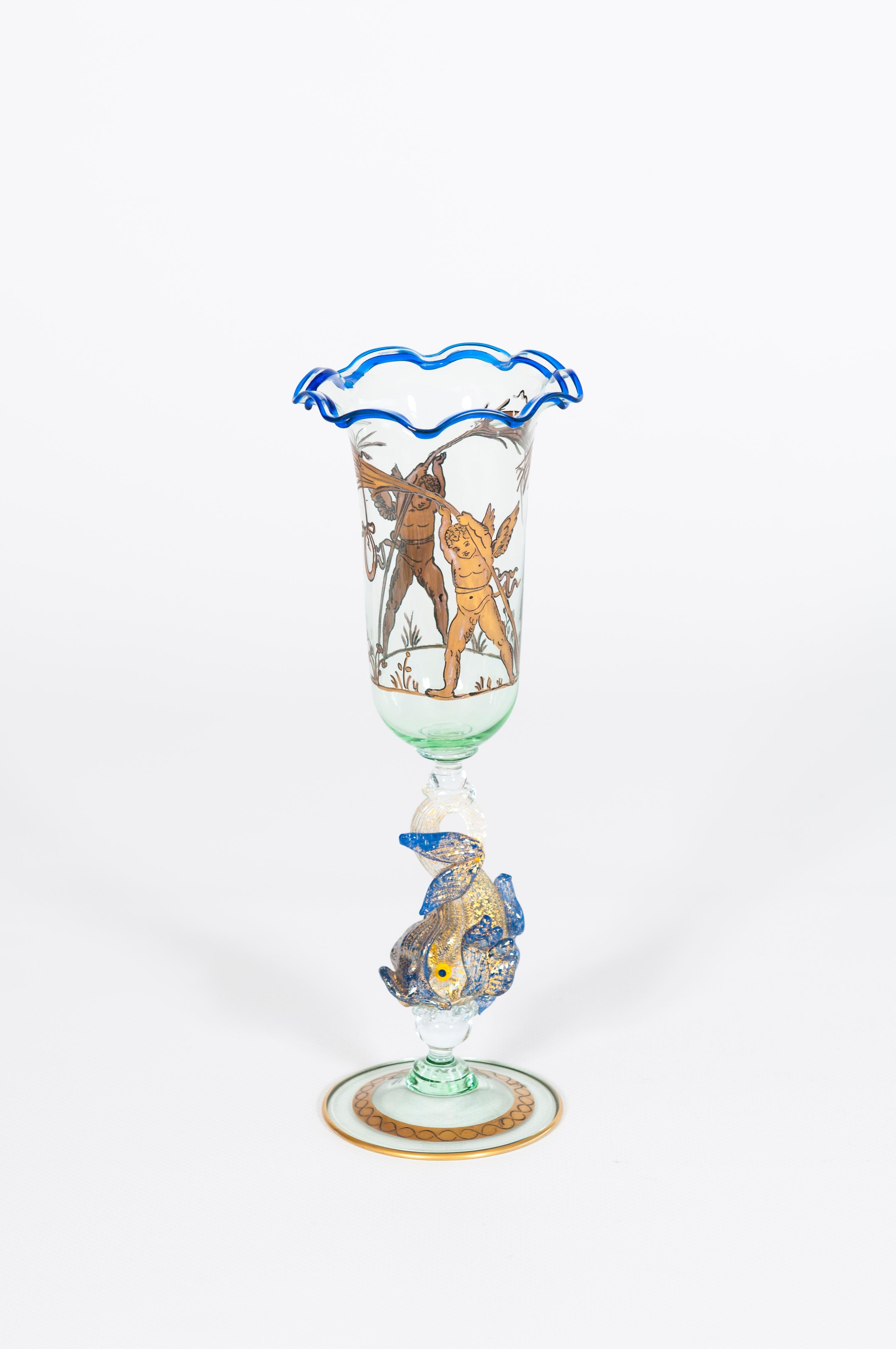 Ce gobelet exceptionnel et rare en verre de Murano, fabriqué dans les années 1980, témoigne de la maîtrise artistique et de la riche histoire de la verrerie vénitienne. Soufflée à la main et méticuleusement décorée, cette pièce est un exemple