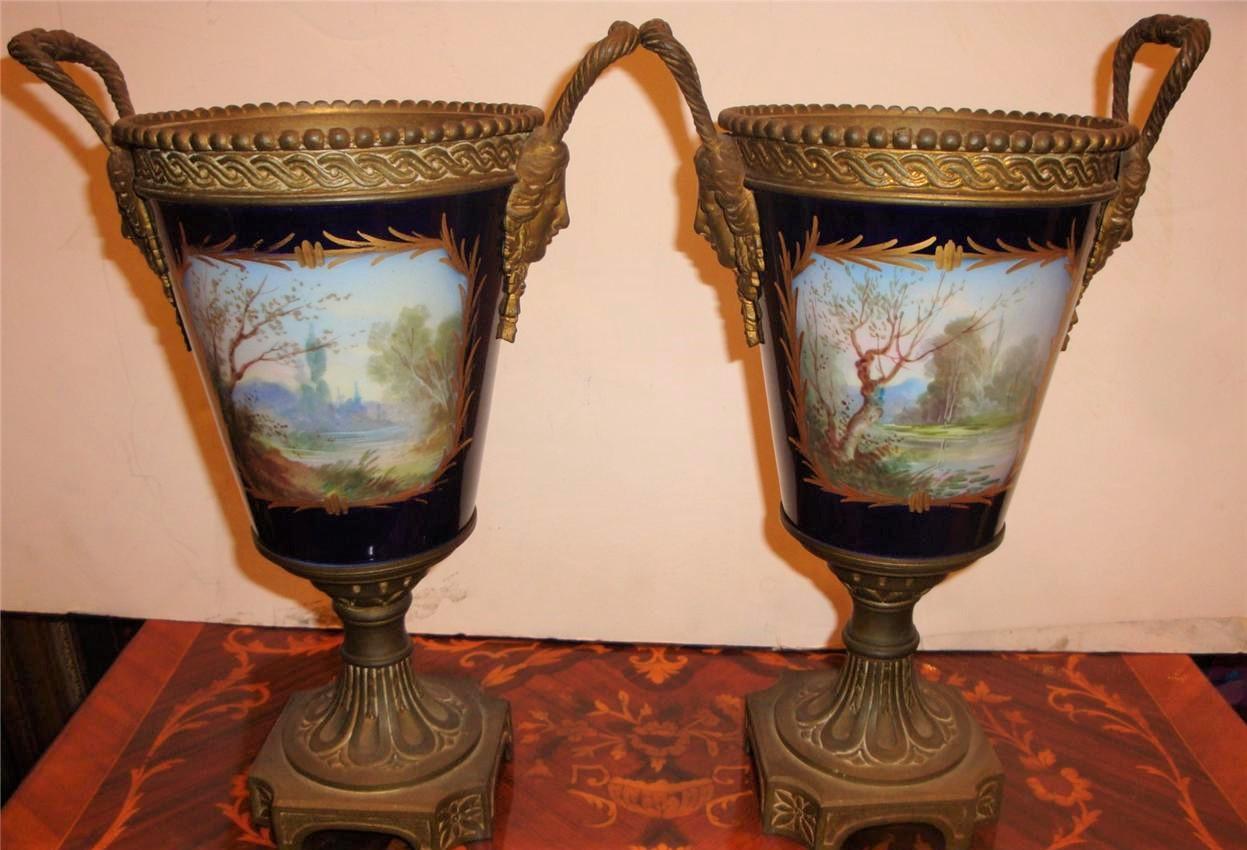 Les articles suivants sont une rare paire de vases à fond en porcelaine bleu cobalt de style Sèvres du 19ème siècle avec monture dorée. Chacun est finement détaillé avec de beaux portraits de couples en train de se faire la cour. Tirée d'une