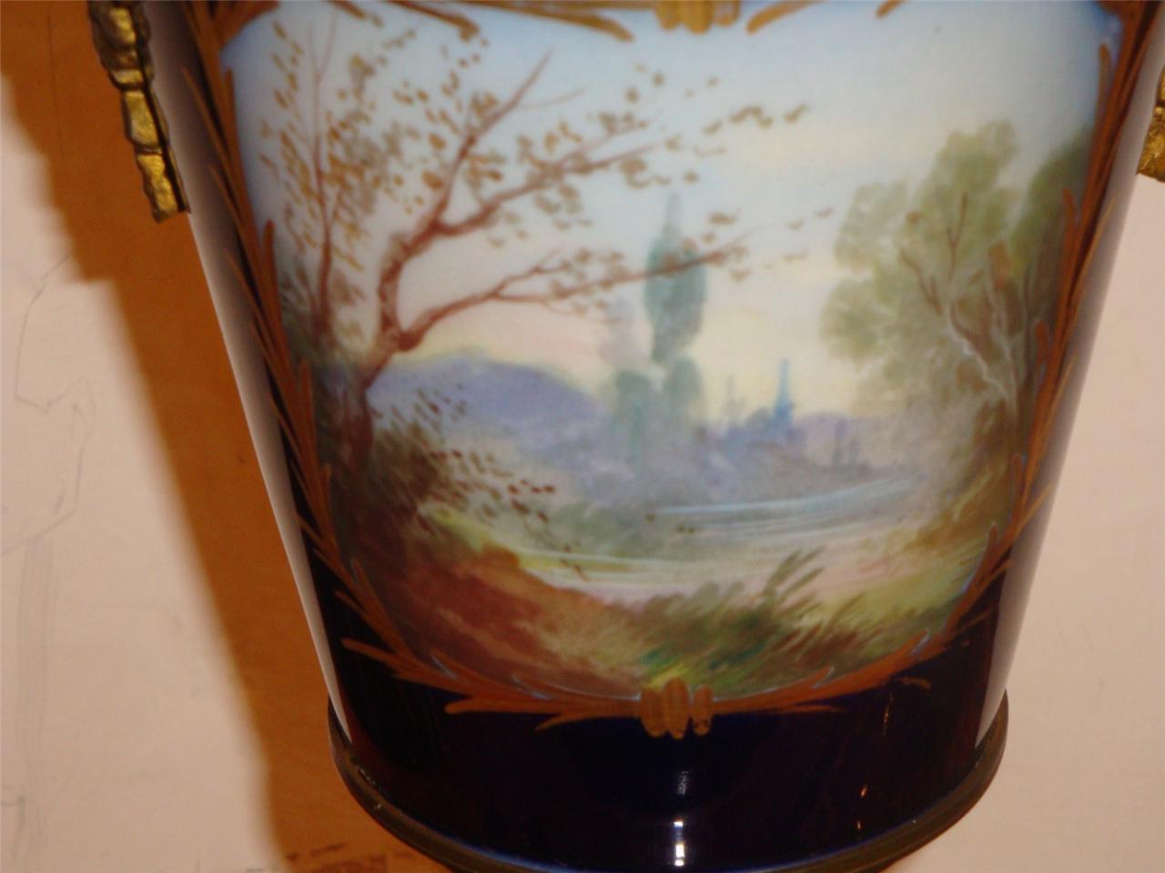  Exquisite Vasen und Urnen aus Sevres-Porzellan in Museumsqualität in Kobaltblau, Paar  im Angebot 1