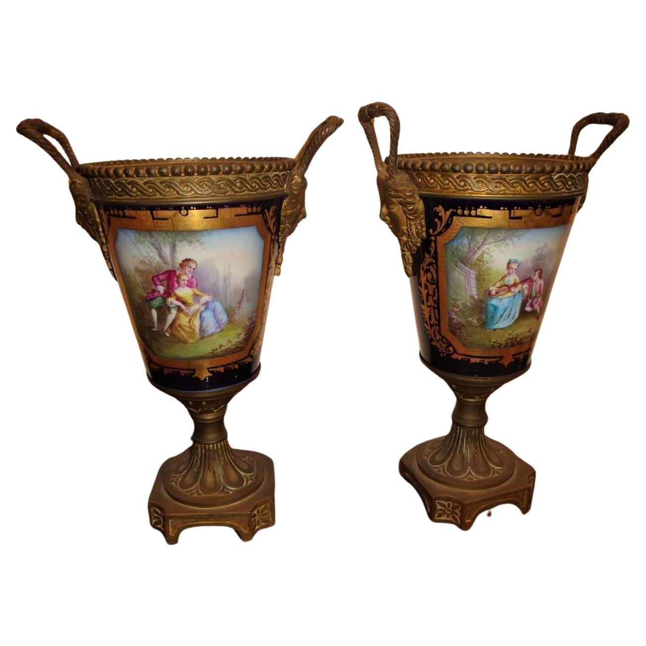 Exquisite Vasen und Urnen aus Sevres-Porzellan in Museumsqualität in Kobaltblau, Paar