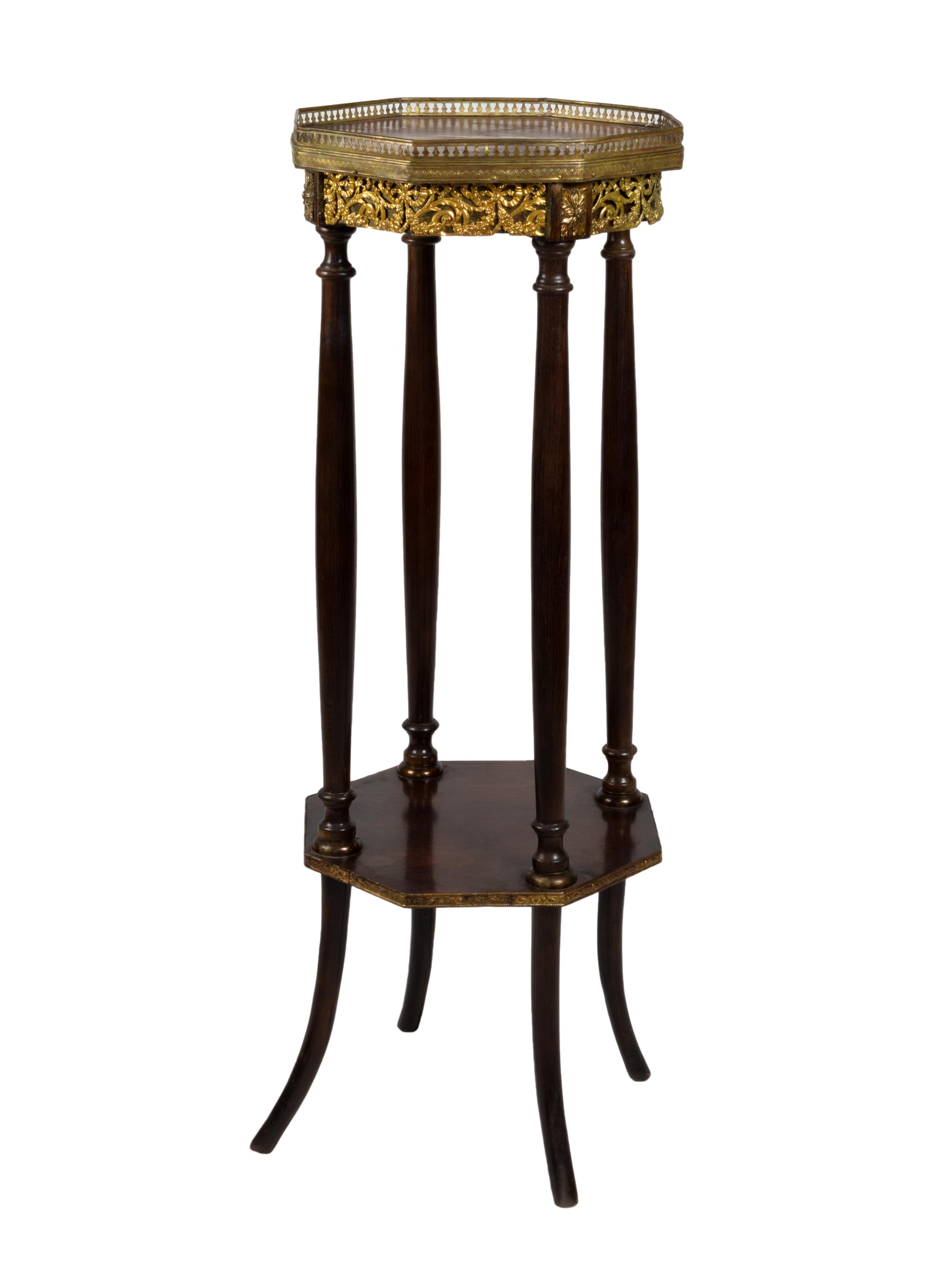 Cet exceptionnel guéridon Napoléon III, fabriqué au XIXe siècle, incarne l'élégance et l'opulence de l'époque. Dotée d'une base en bois cannelée, d'un captivant plateau en marbre et de détails complexes en bronze, cette table est un véritable