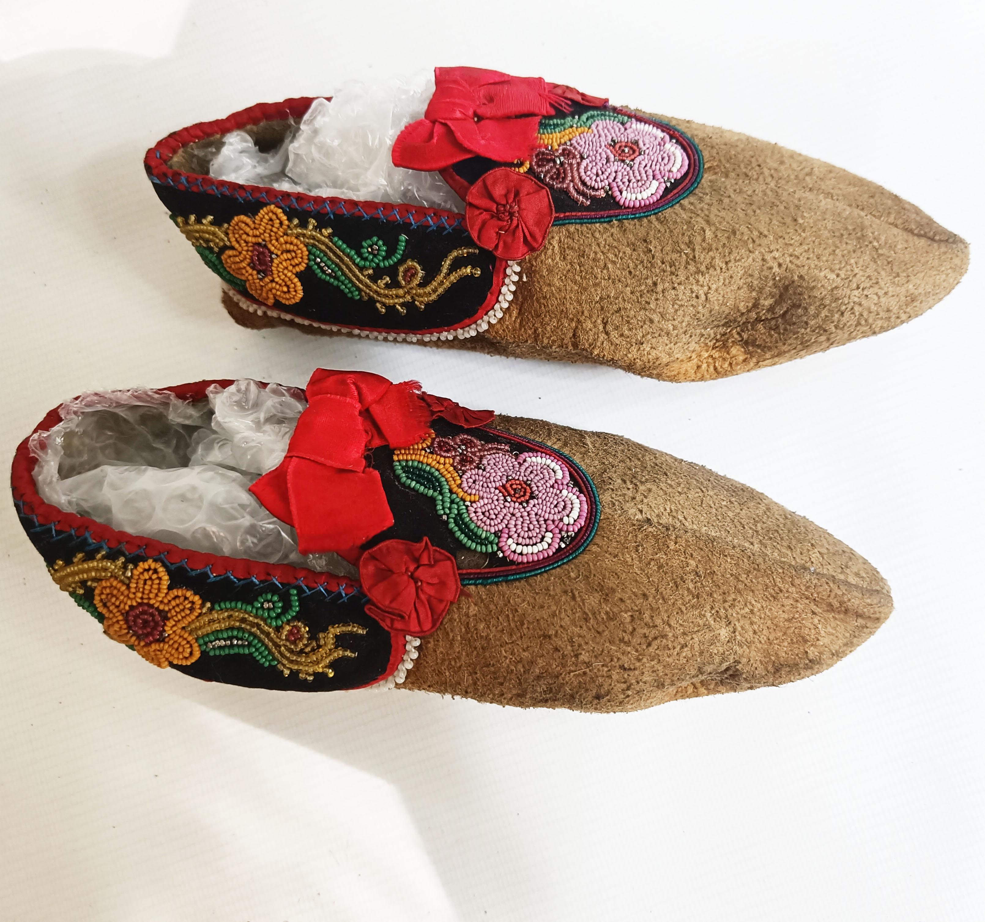 Exquisite Pair von Perlen Kinder oder Frauen Mokassins - Ojibwe oder Woodland Cree

Region der Großen Seen, Nordamerika  Spätes 19. bis frühes 20. Jahrhundert

Ein fein gearbeitetes und optisch auffälliges Paar traditioneller Mokassins für Frauen