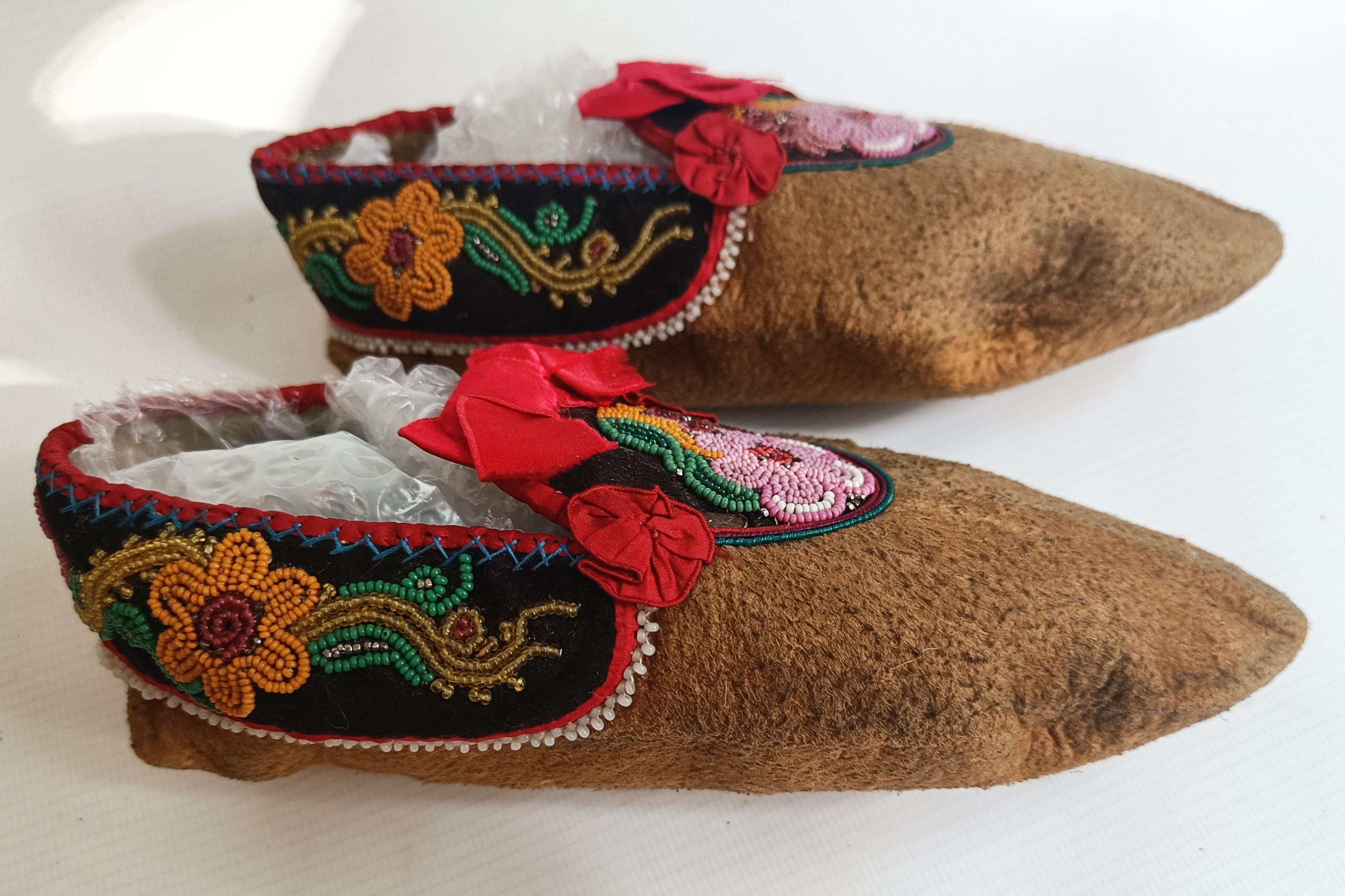 Exquisite Native American Beaded Children's oder Frauen Mokassins (amerikanisch) im Angebot