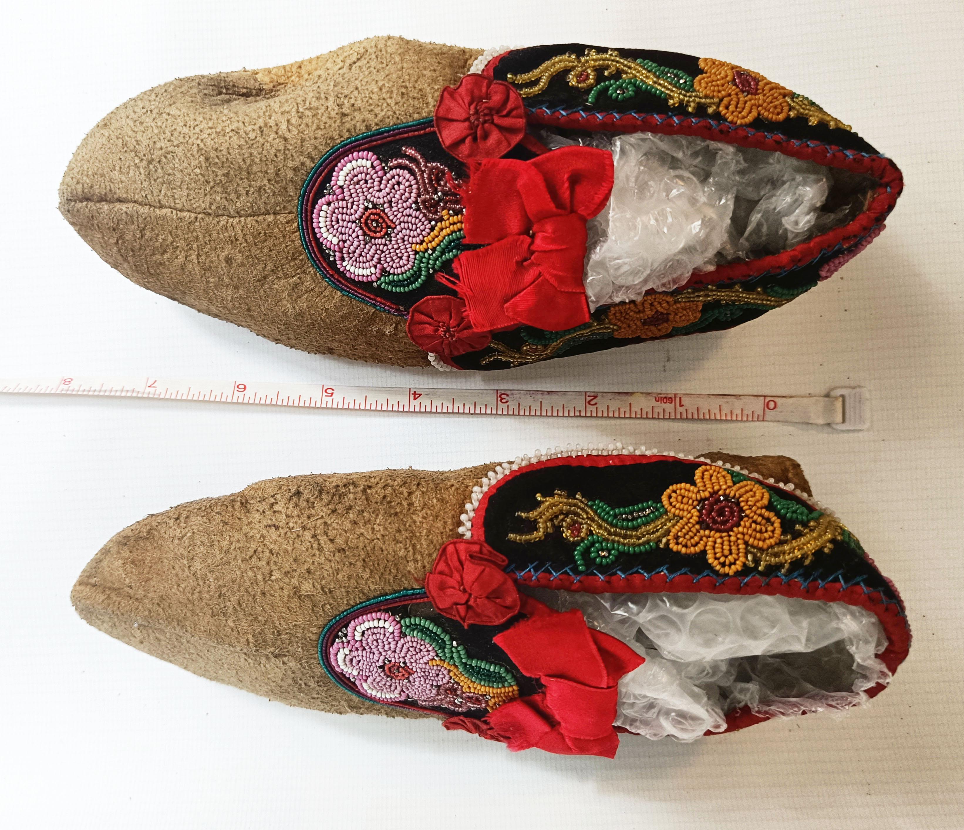 Exquisite Native American Beaded Children's oder Frauen Mokassins (Handgefertigt) im Angebot