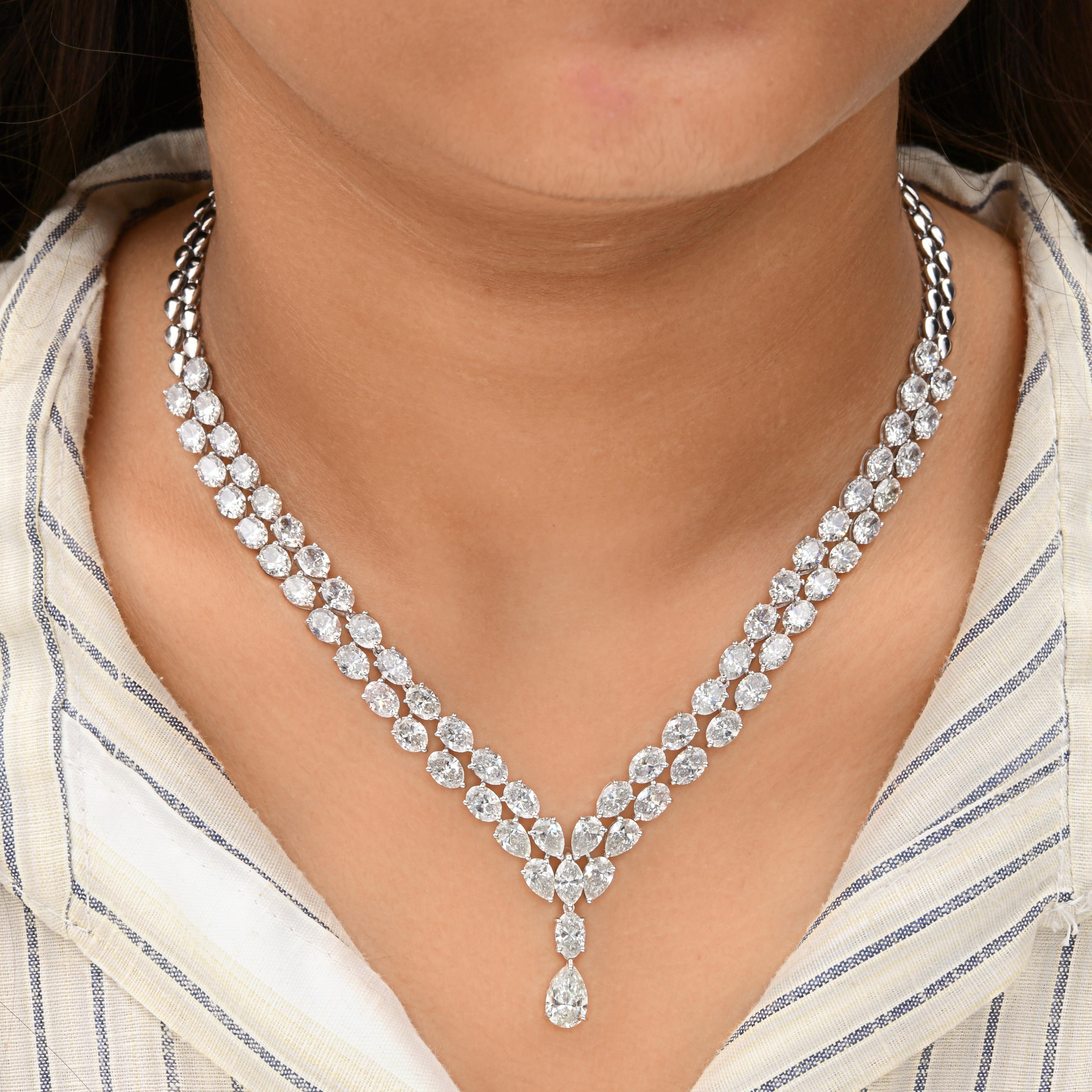Squisita collana di diamanti naturali a forma multipla da 32,19 carati in oro bianco 18 carati.
Questa collana è caratterizzata da una doppia fila di diamanti taglio brillante che si assottigliano con grazia verso il centro, incontrandosi in una