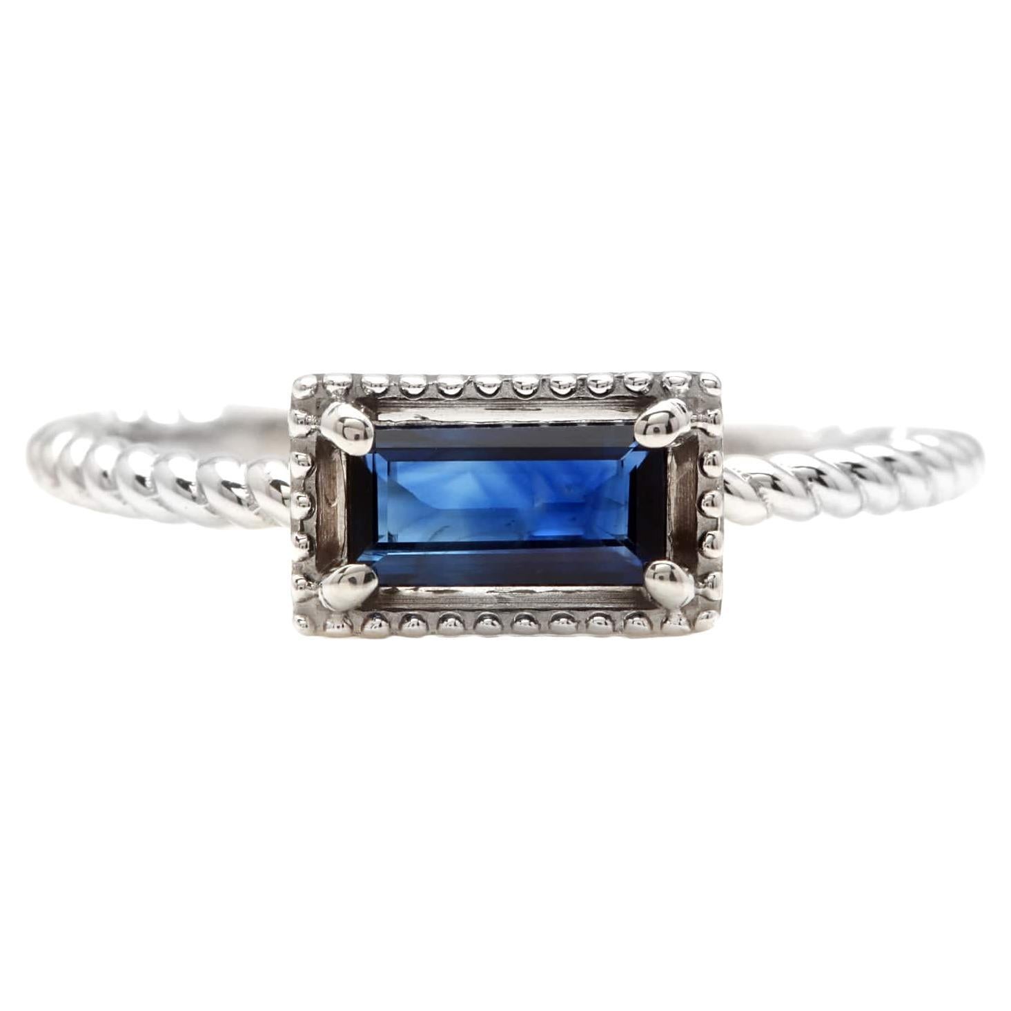 Magnifique bague en or blanc massif 14 carats avec saphir bleu naturel