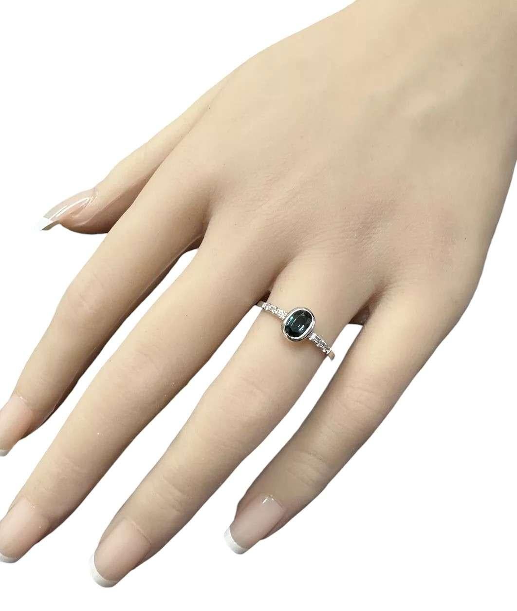 Bague exquise en or blanc massif 14K avec saphir bleu naturel et diamant Pour femmes en vente