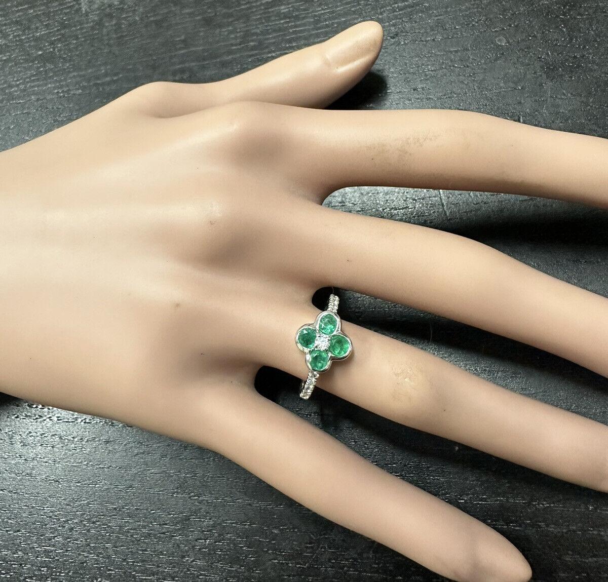 Bague exquise en or blanc massif 14K avec émeraude naturelle et diamant en vente 1