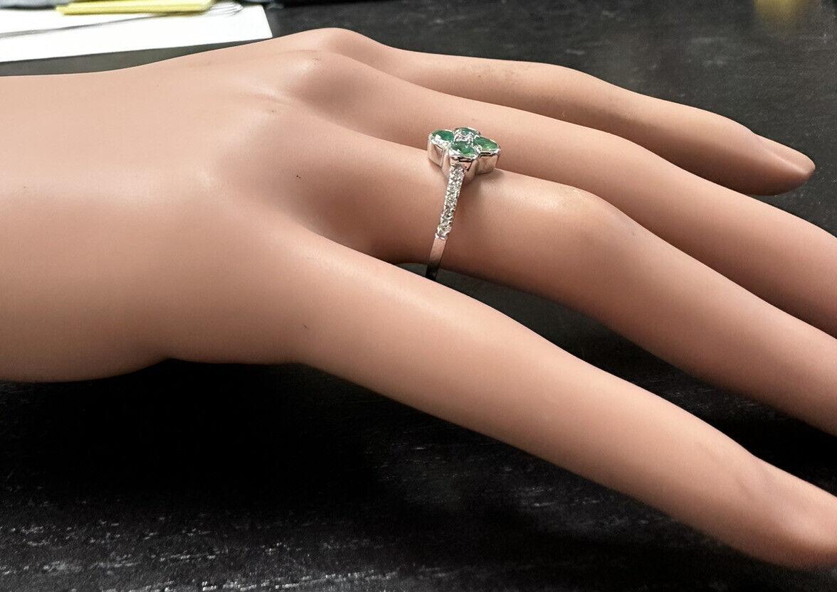 Bague exquise en or blanc massif 14K avec émeraude naturelle et diamant en vente 2