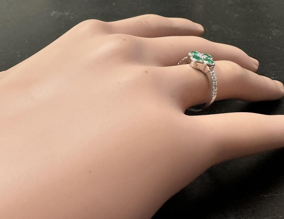 Bague exquise en or blanc massif 14K avec émeraude naturelle et diamant en vente 3