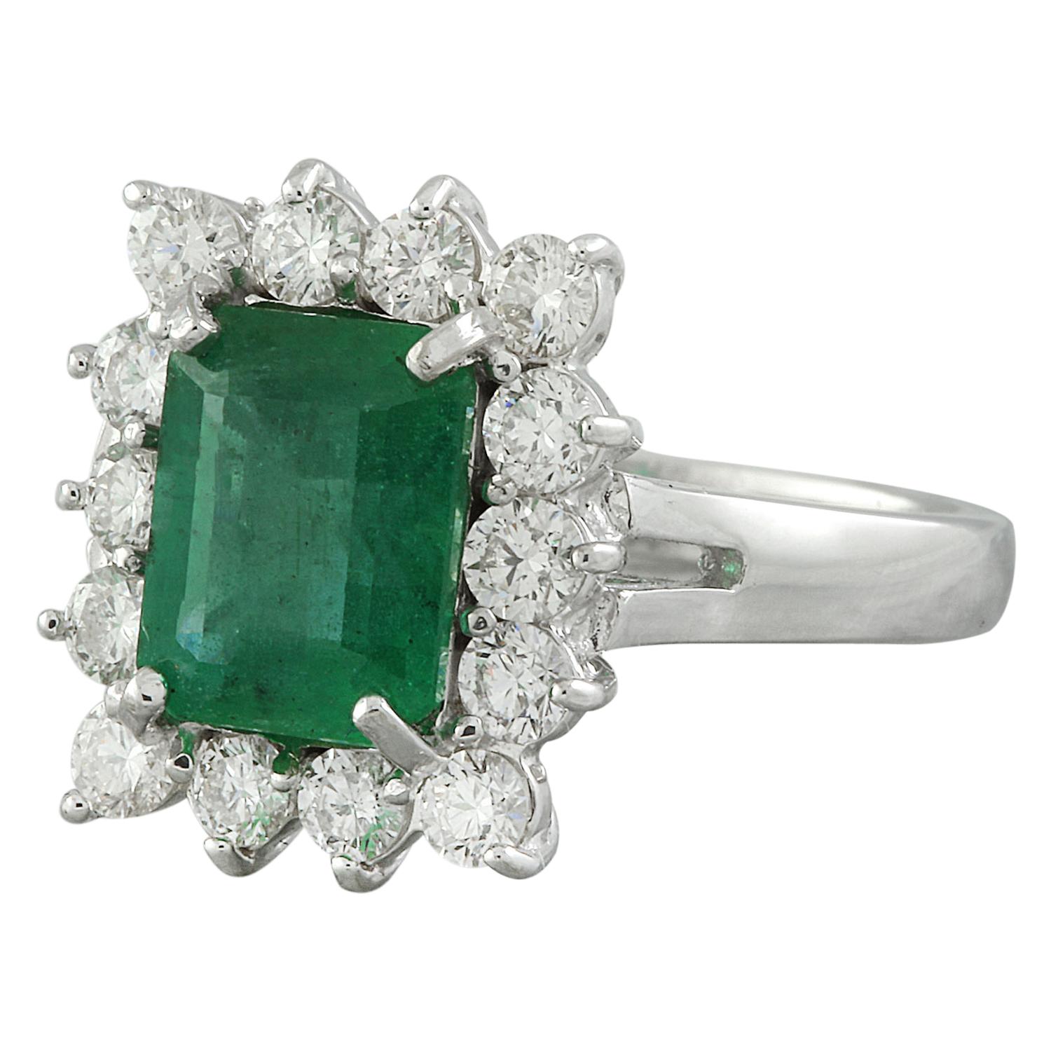 Erhöhen Sie Ihren Stil mit diesem exquisiten 4,95 Karat natürlichen Smaragd 14K Solid White Gold Diamond Ring. Der mit Präzision gefertigte und mit 14 Karat gestempelte Ring hat ein Gesamtgewicht von 6,3 Gramm. Der bezaubernde Smaragd mit einem