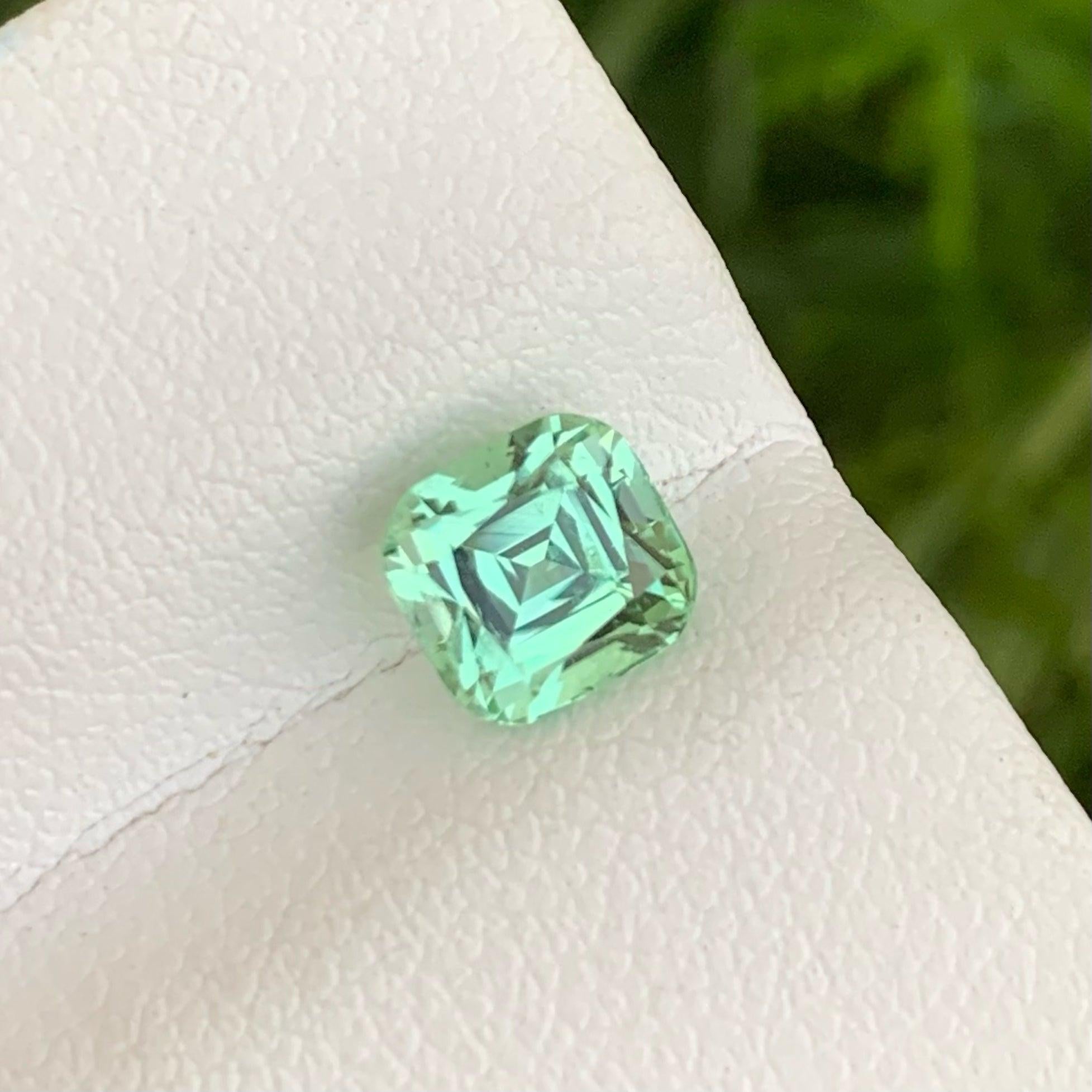 Exquisite Natural Green Tourmaline Gem 1.35 Carat Tourmaline Jewellery In New Condition For Sale In Bangkok, TH
