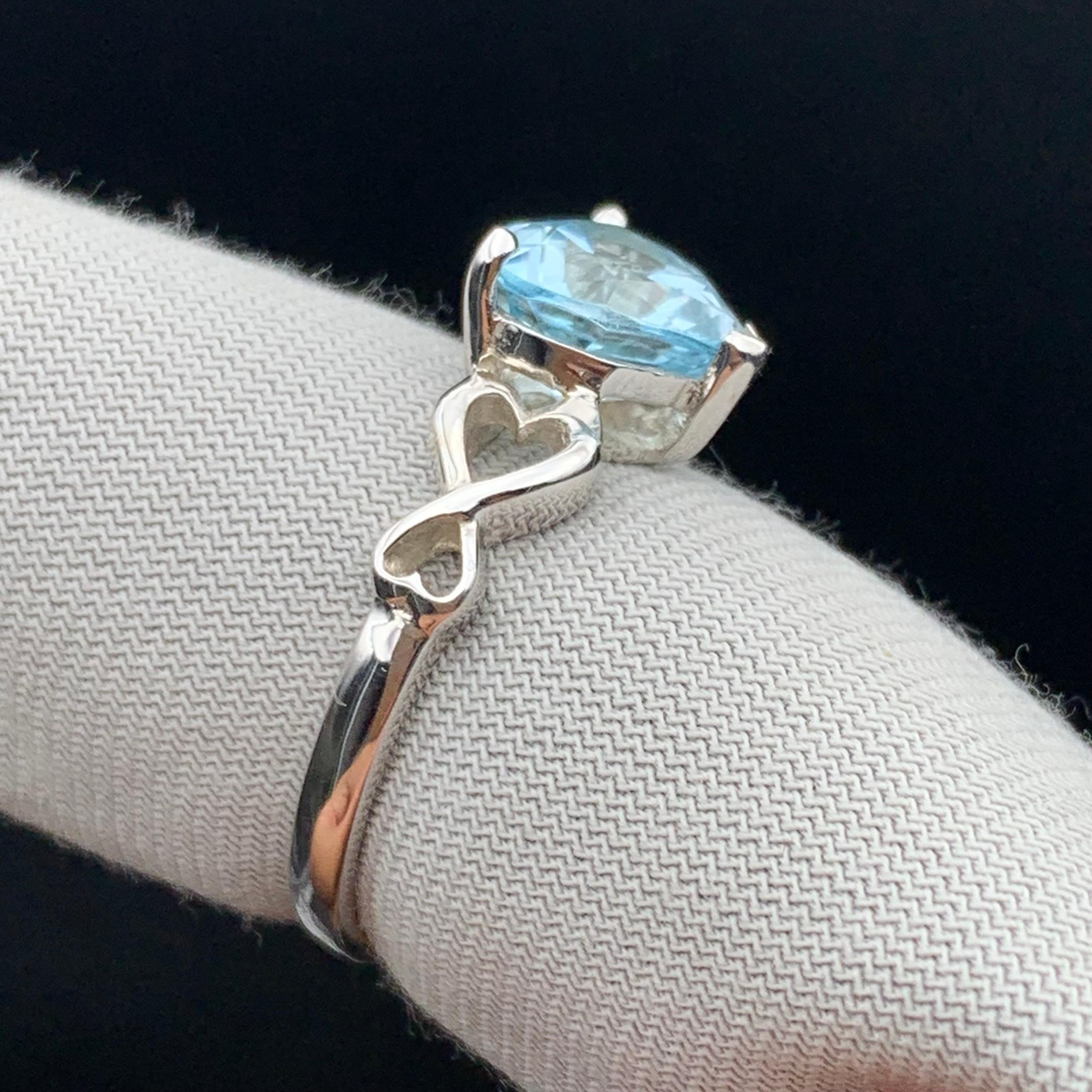 Contemporaneo Squisito anello di topazio azzurro naturale in argento 925 a forma di cuore, misura 7,5 in vendita