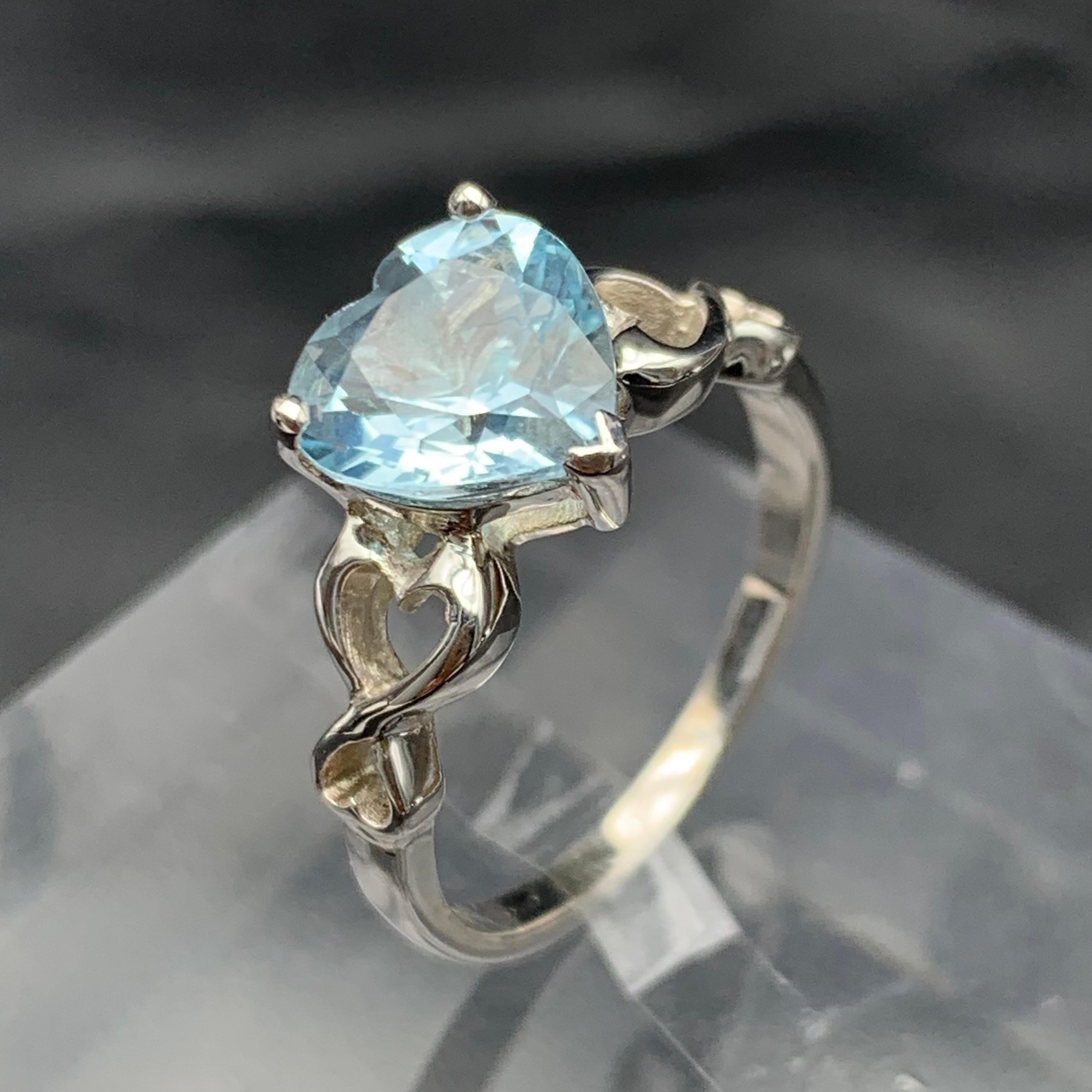 Cuore Squisito anello di topazio azzurro naturale in argento 925 a forma di cuore, misura 7,5 in vendita