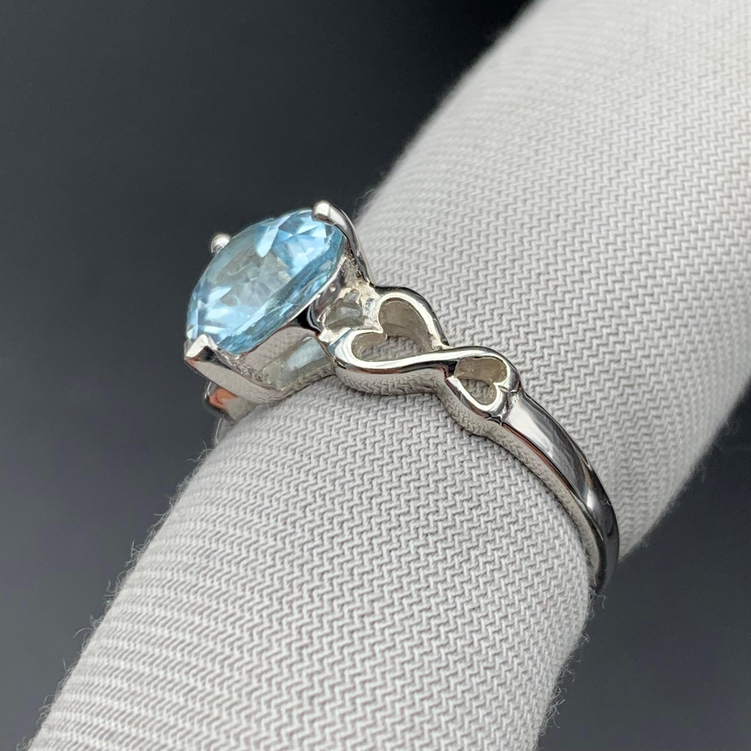 Squisito anello di topazio azzurro naturale in argento 925 a forma di cuore, misura 7,5 in vendita 1