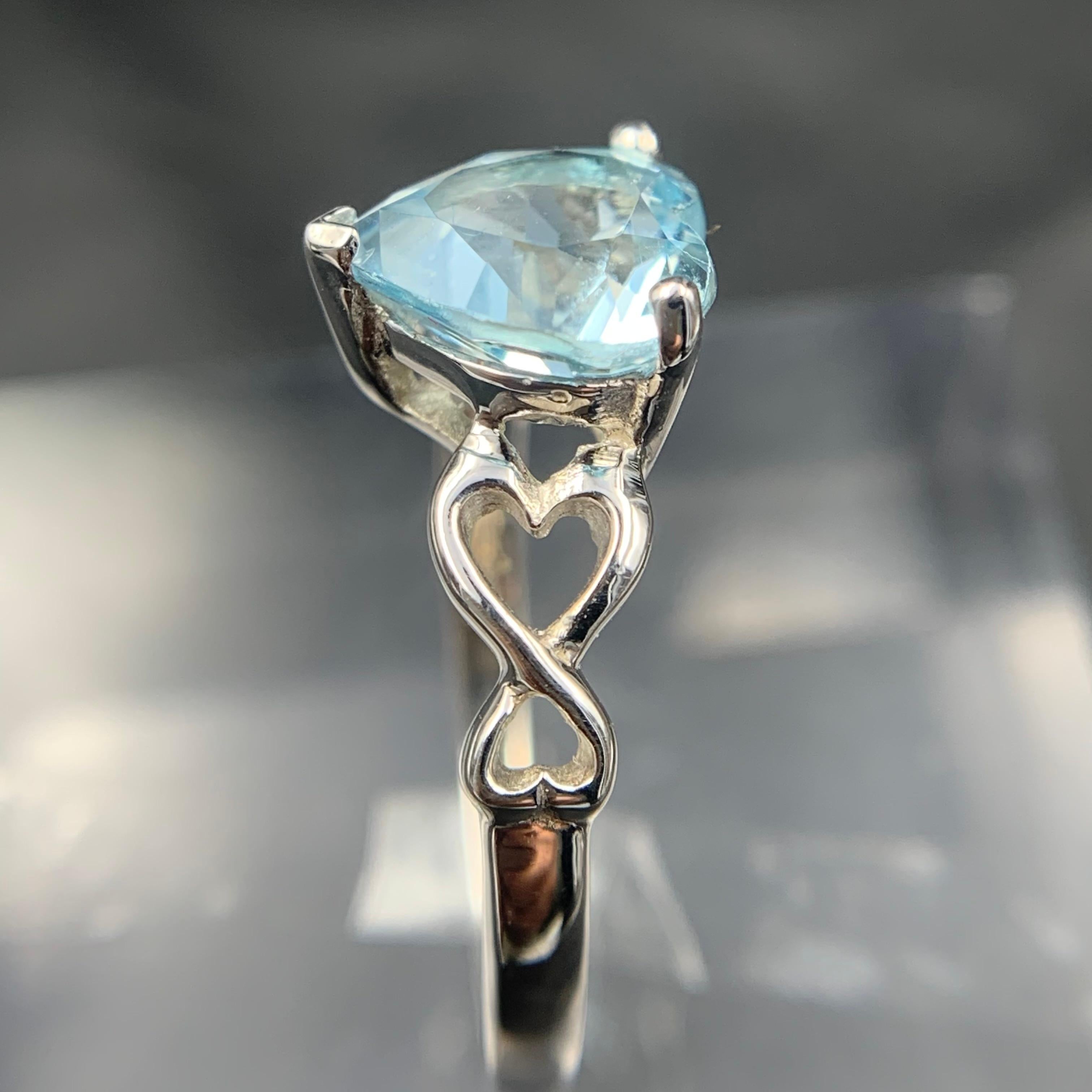 Squisito anello di topazio azzurro naturale in argento 925 a forma di cuore, misura 7,5 in vendita 2