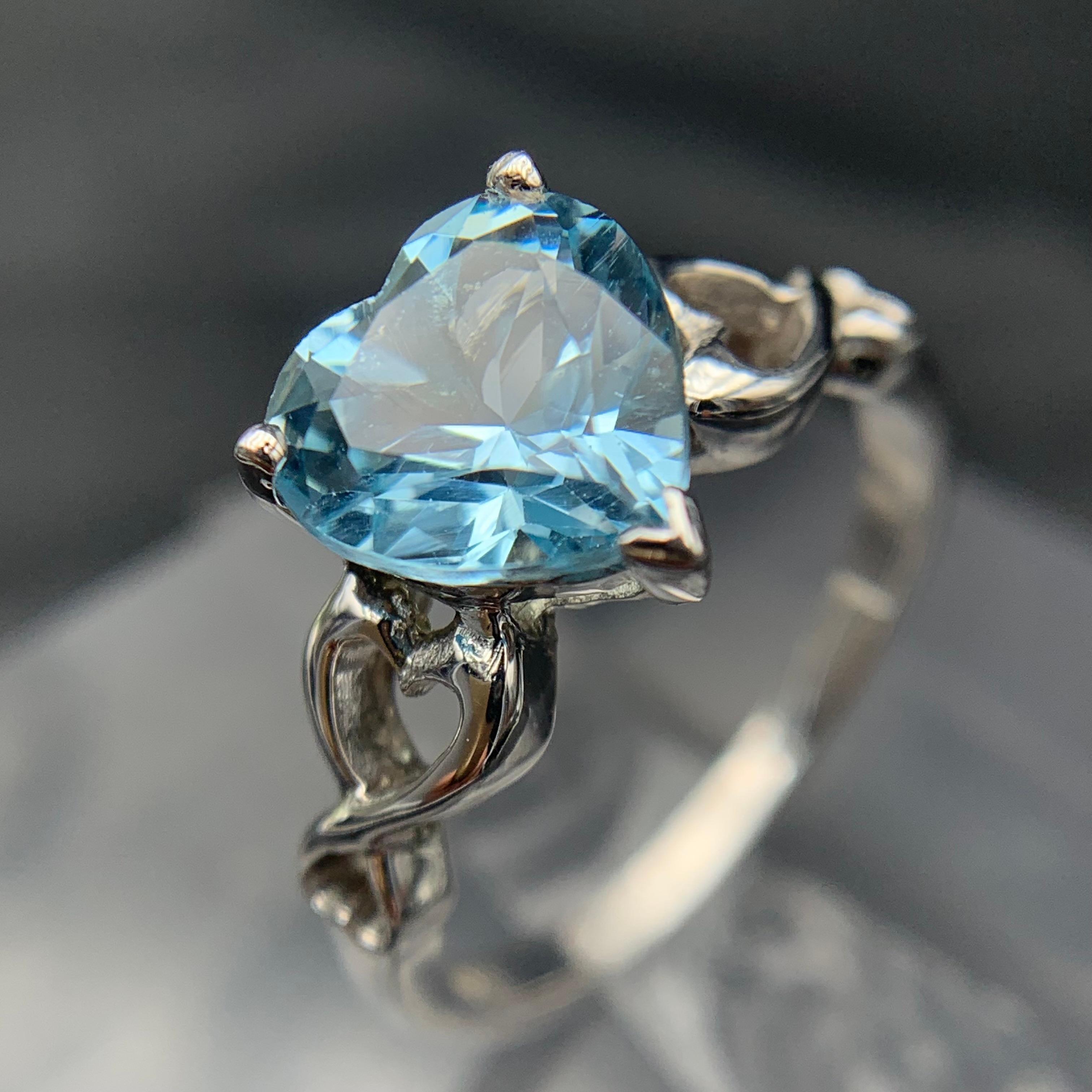 Squisito anello di topazio azzurro naturale in argento 925 a forma di cuore, misura 8 in vendita 6