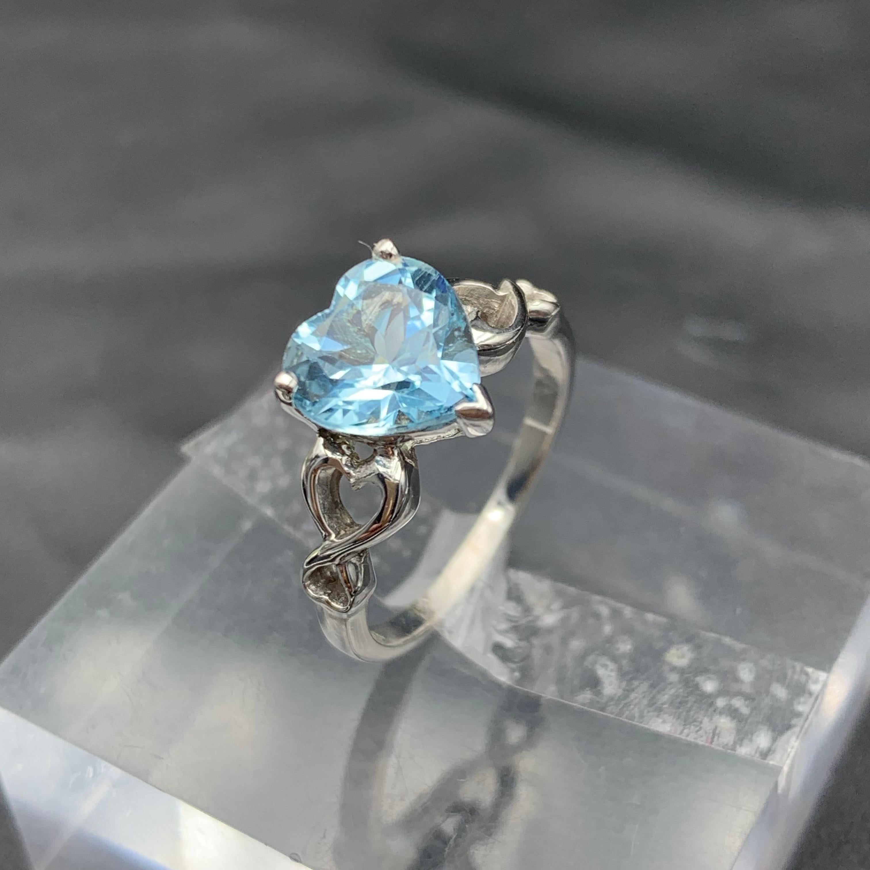 Squisito anello di topazio azzurro naturale in argento 925 a forma di cuore, misura 8 in vendita 7