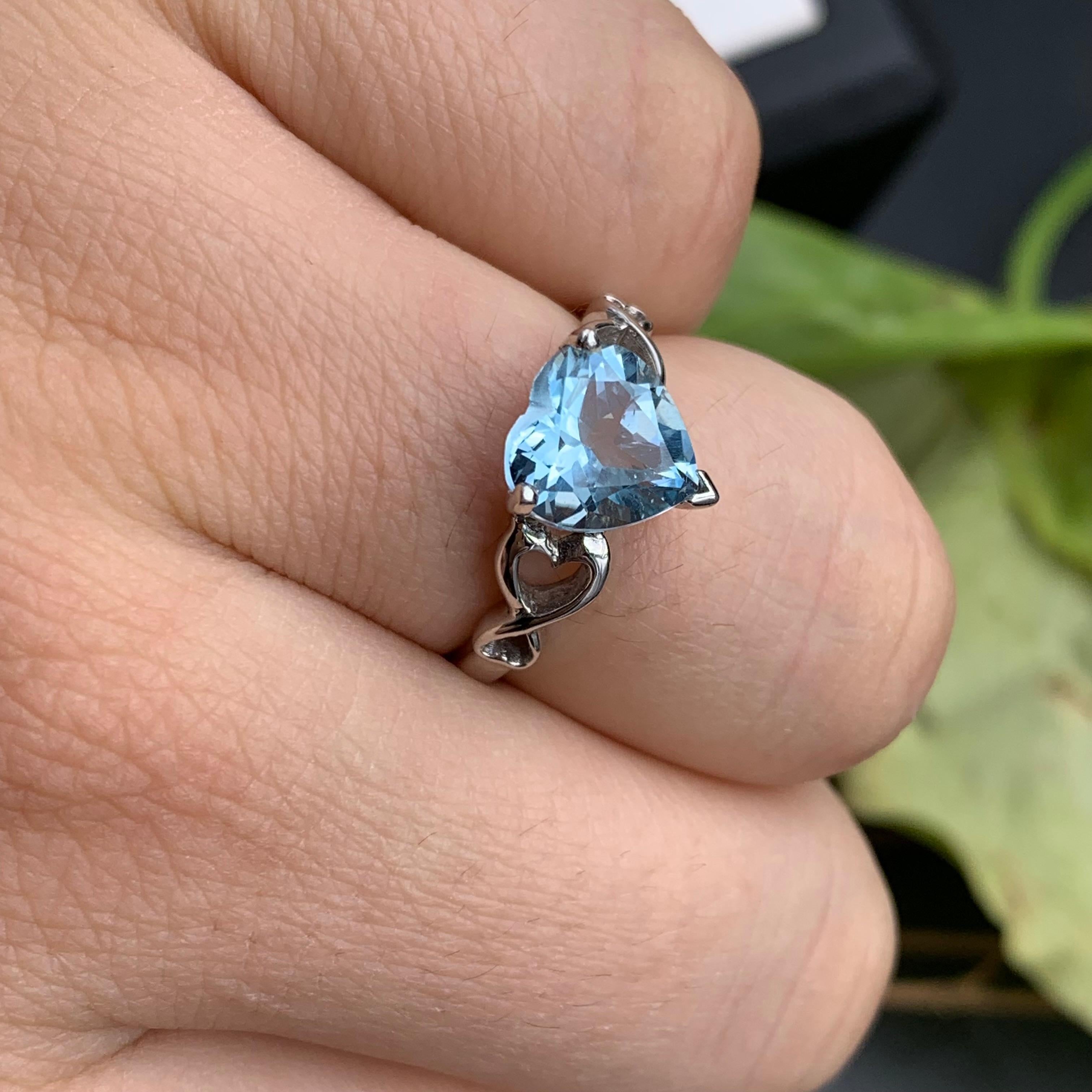 Contemporaneo Squisito anello di topazio azzurro naturale in argento 925 a forma di cuore, misura 8 in vendita