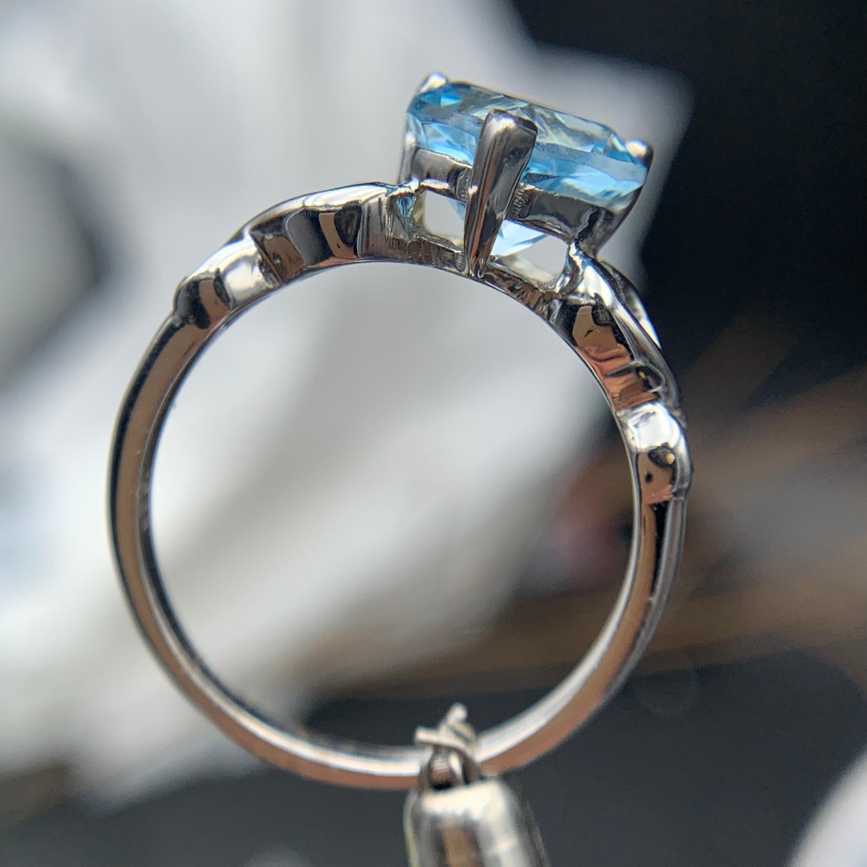 Squisito anello di topazio azzurro naturale in argento 925 a forma di cuore, misura 8 In condizioni Nuovo in vendita a Peshawar, PK